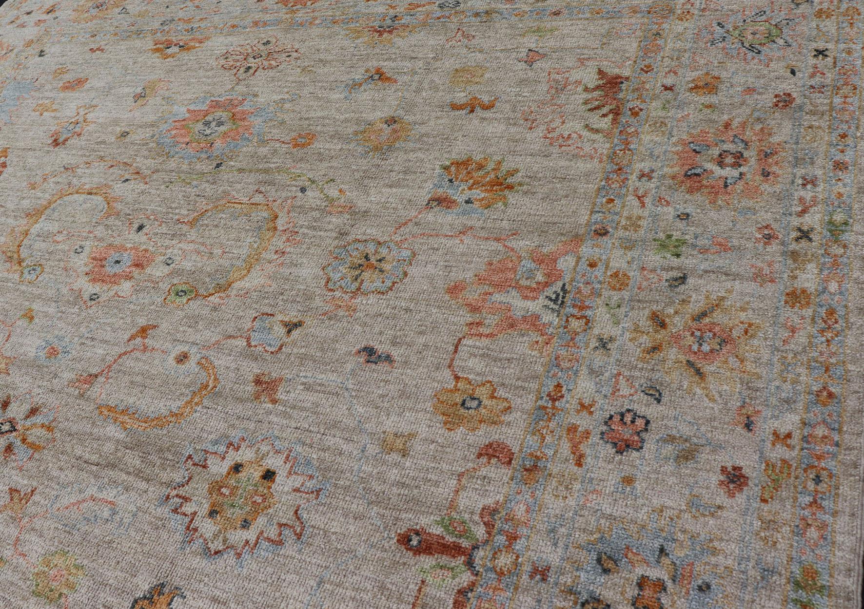 Türkischer Angora- Oushak-Teppich mit subtilen, farbenfrohen Motiven von Keivan Woven Arts im Angebot 9