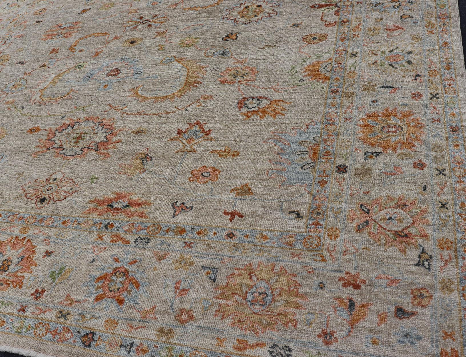 Türkischer Angora- Oushak-Teppich mit subtilen, farbenfrohen Motiven von Keivan Woven Arts im Angebot 10