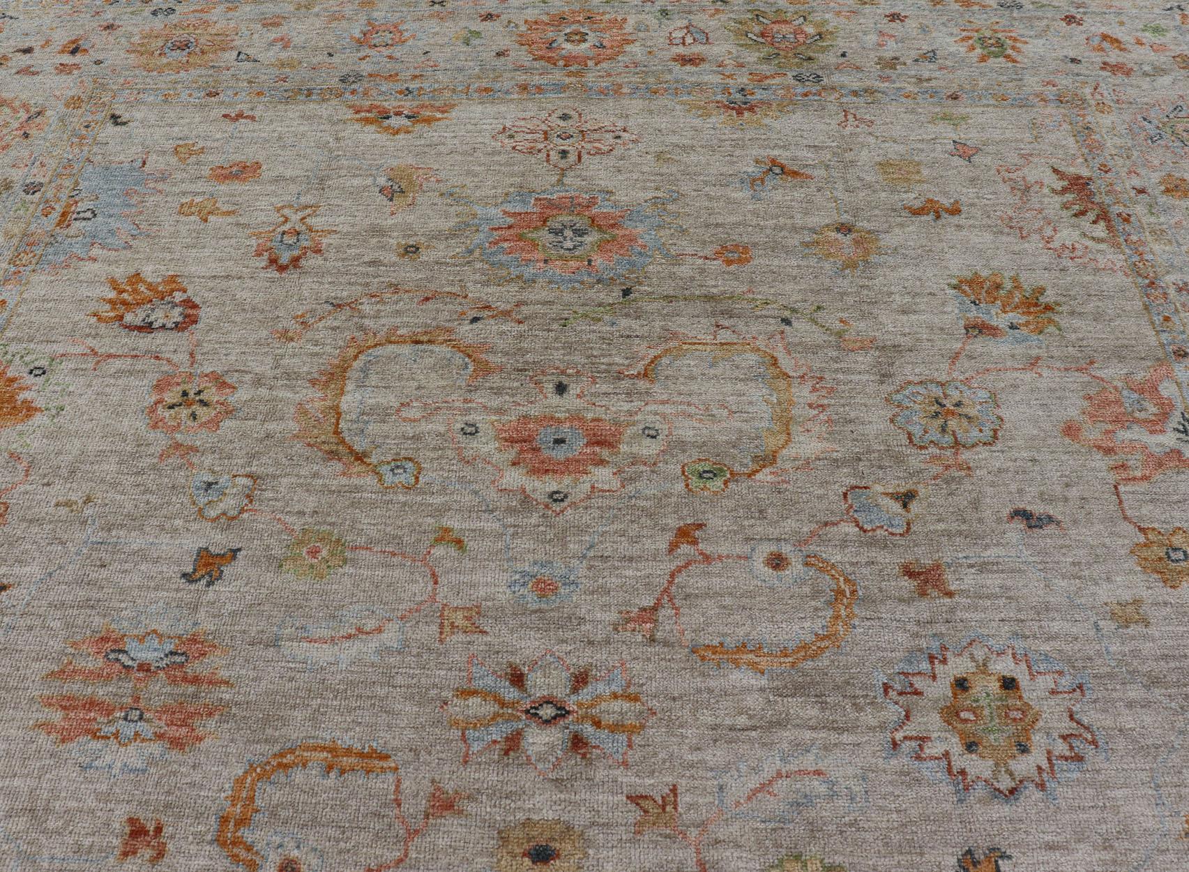 Maße: 9'4 x 11'5
Elegante Reproduktion eines türkischen Angora-Oushak-Teppichs mit subtilen, farbenfrohen Motiven. Keivan Woven Arts Teppich AN-148164 /Türkei Oushak-Angorateppich. 

Verschönern Sie Ihren Wohnbereich mit der zeitlosen Schönheit
