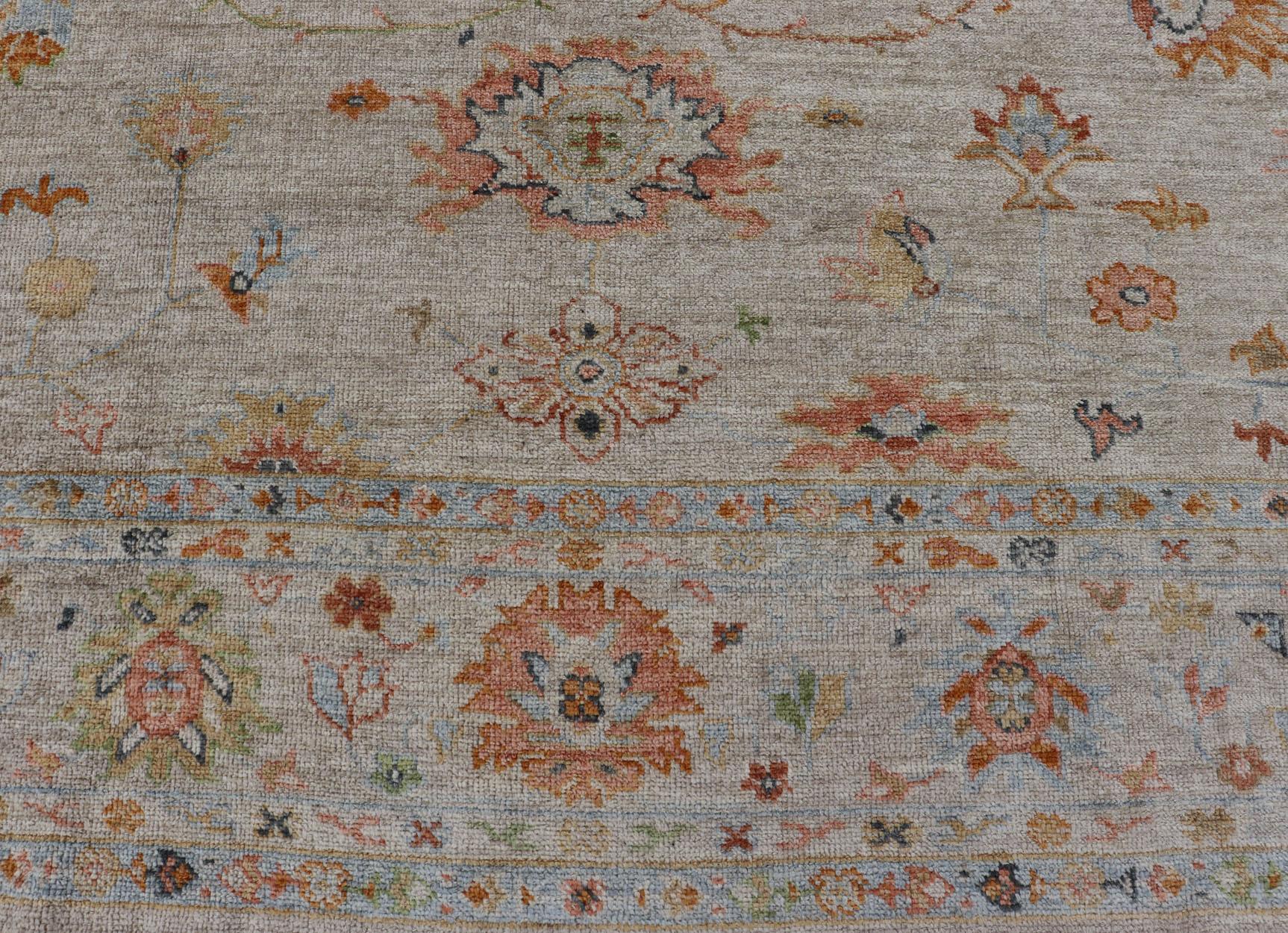 Türkischer Angora- Oushak-Teppich mit subtilen, farbenfrohen Motiven von Keivan Woven Arts (Handgeknüpft) im Angebot