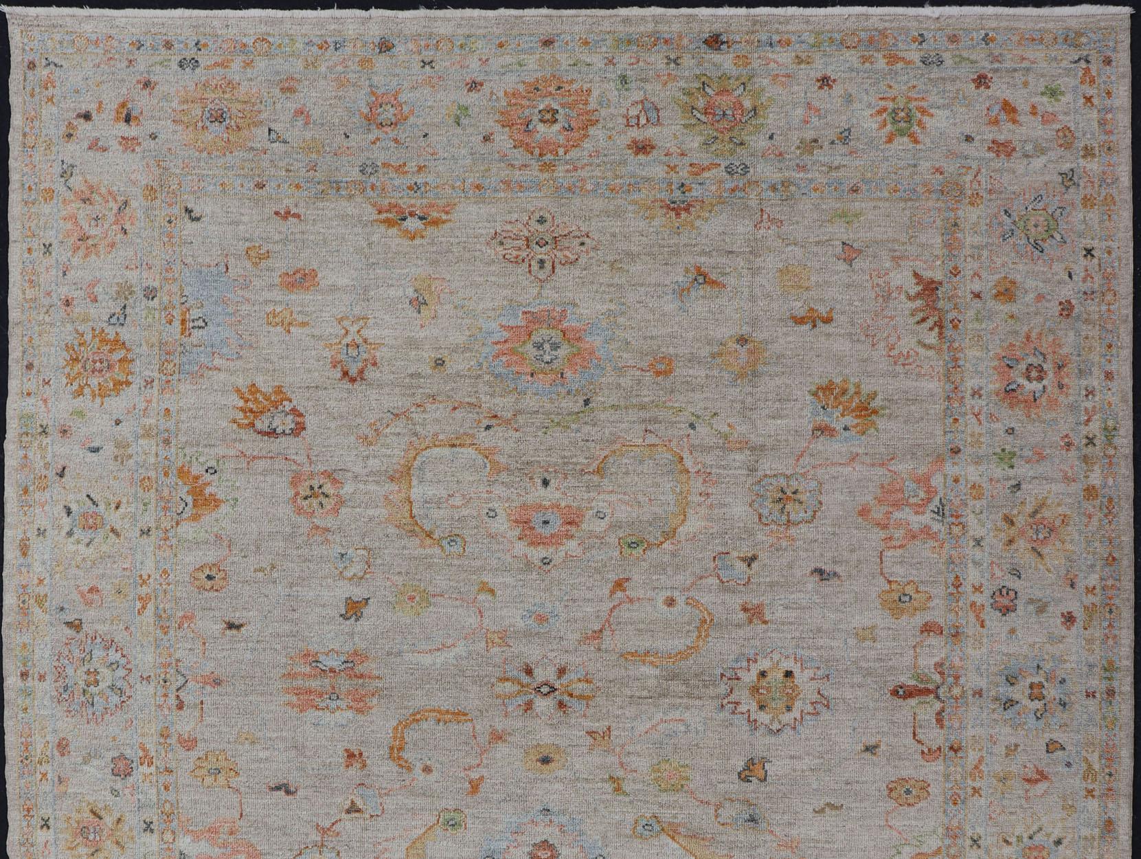 Türkischer Angora- Oushak-Teppich mit subtilen, farbenfrohen Motiven von Keivan Woven Arts im Zustand „Neu“ im Angebot in Atlanta, GA
