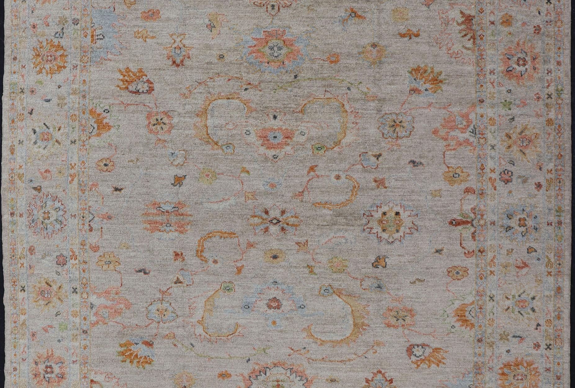 Türkischer Angora- Oushak-Teppich mit subtilen, farbenfrohen Motiven von Keivan Woven Arts (21. Jahrhundert und zeitgenössisch) im Angebot