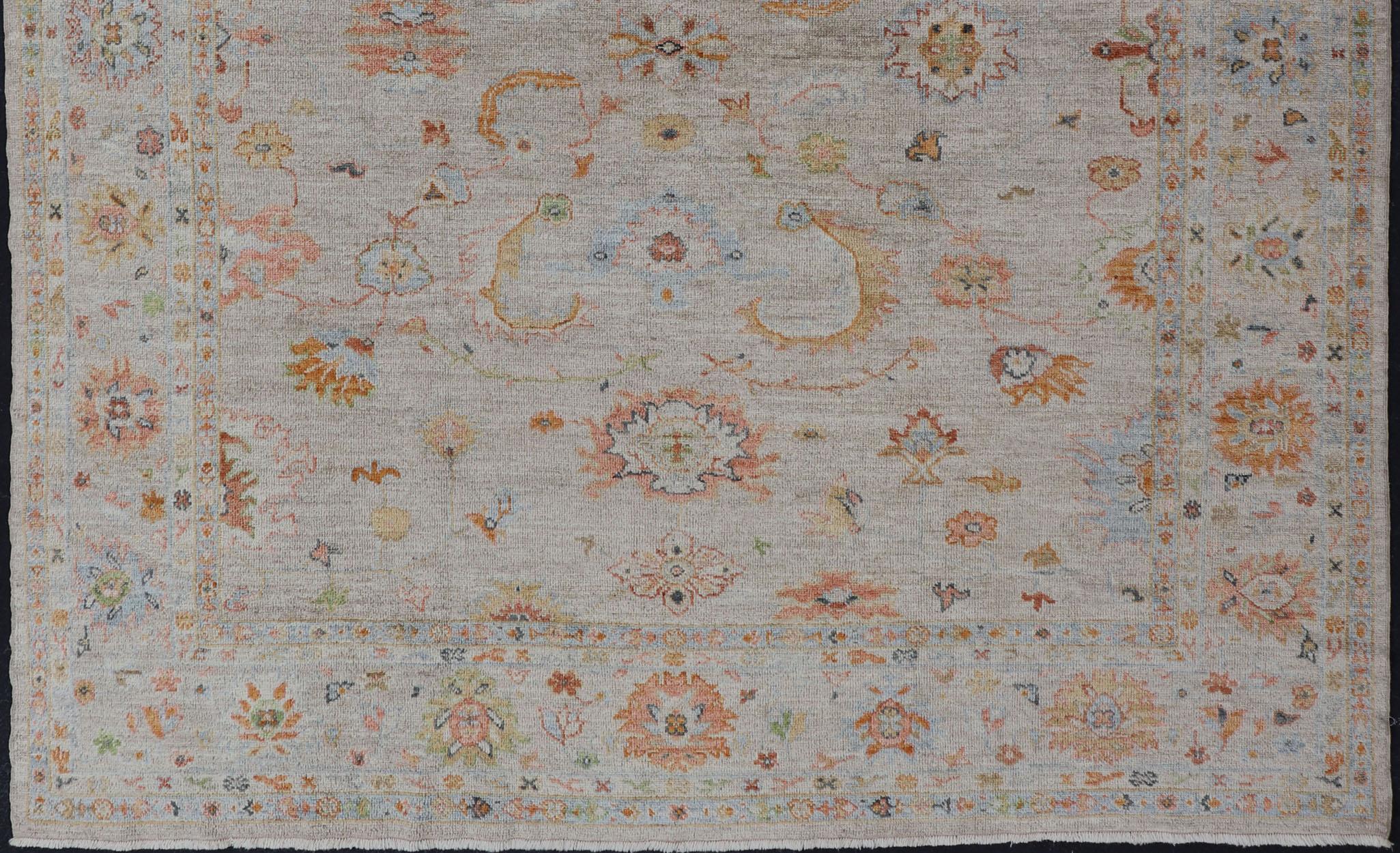 Türkischer Angora- Oushak-Teppich mit subtilen, farbenfrohen Motiven von Keivan Woven Arts (Wolle) im Angebot