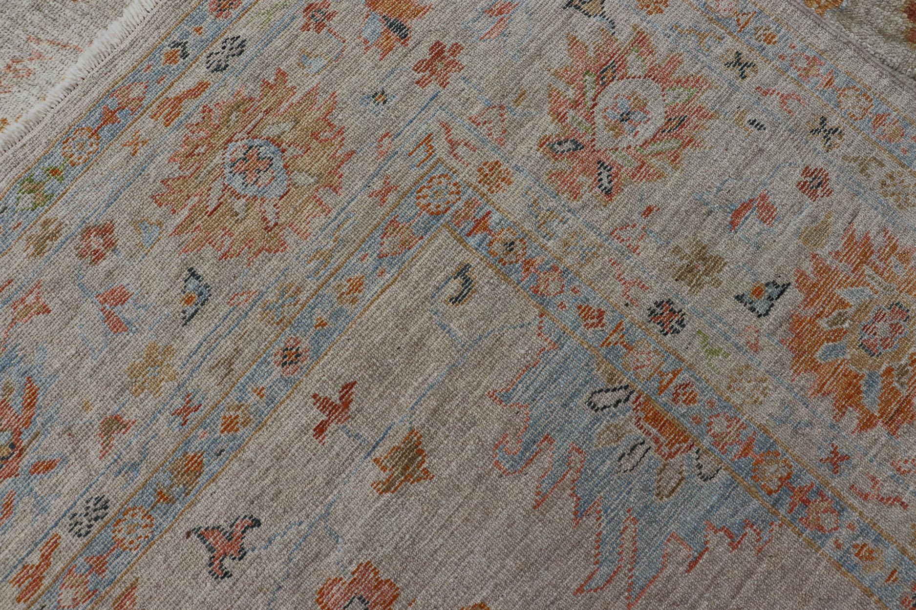 Türkischer Angora- Oushak-Teppich mit subtilen, farbenfrohen Motiven von Keivan Woven Arts im Angebot 1