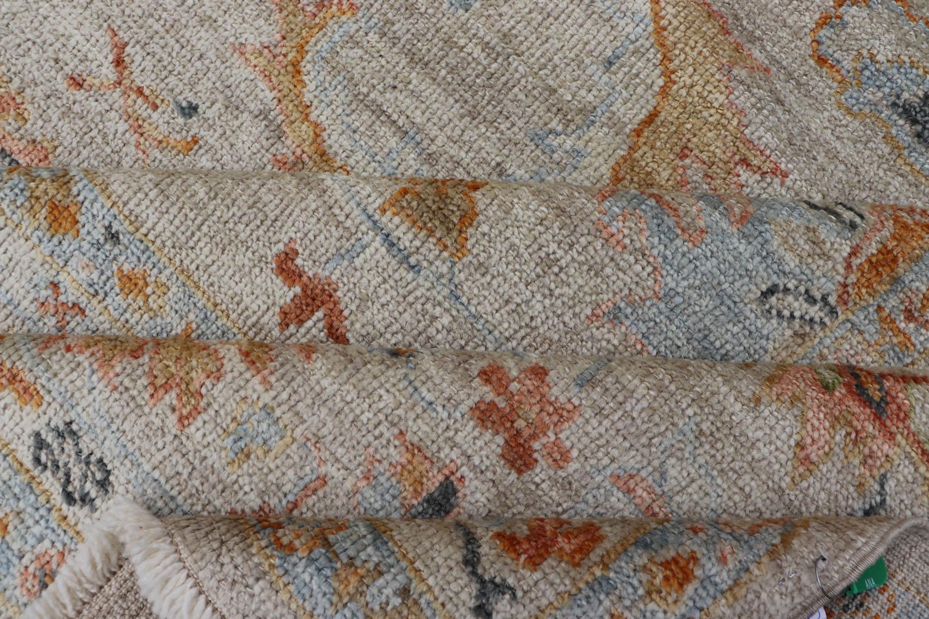 Türkischer Angora- Oushak-Teppich mit subtilen, farbenfrohen Motiven von Keivan Woven Arts im Angebot 2