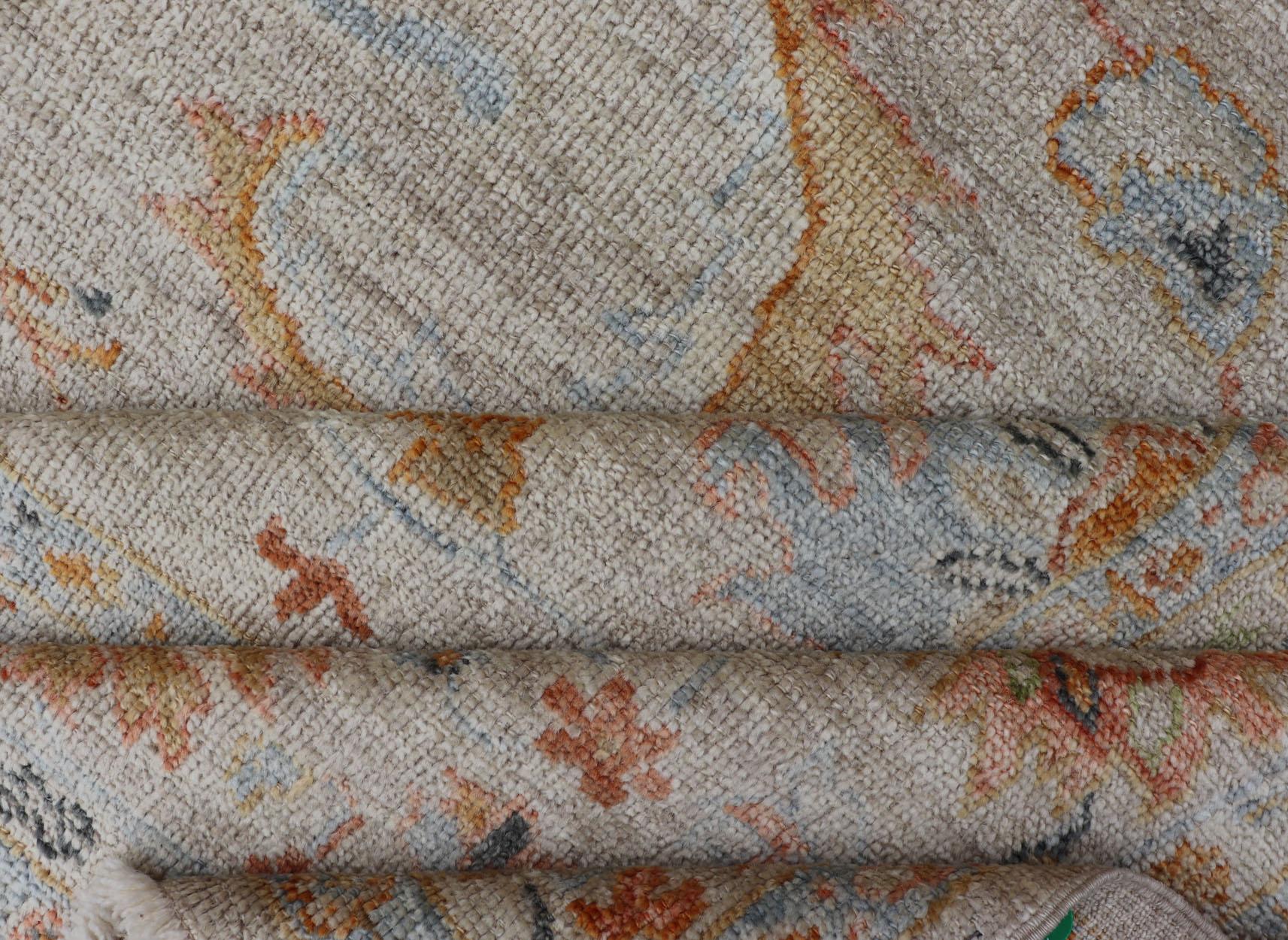 Türkischer Angora- Oushak-Teppich mit subtilen, farbenfrohen Motiven von Keivan Woven Arts im Angebot 3