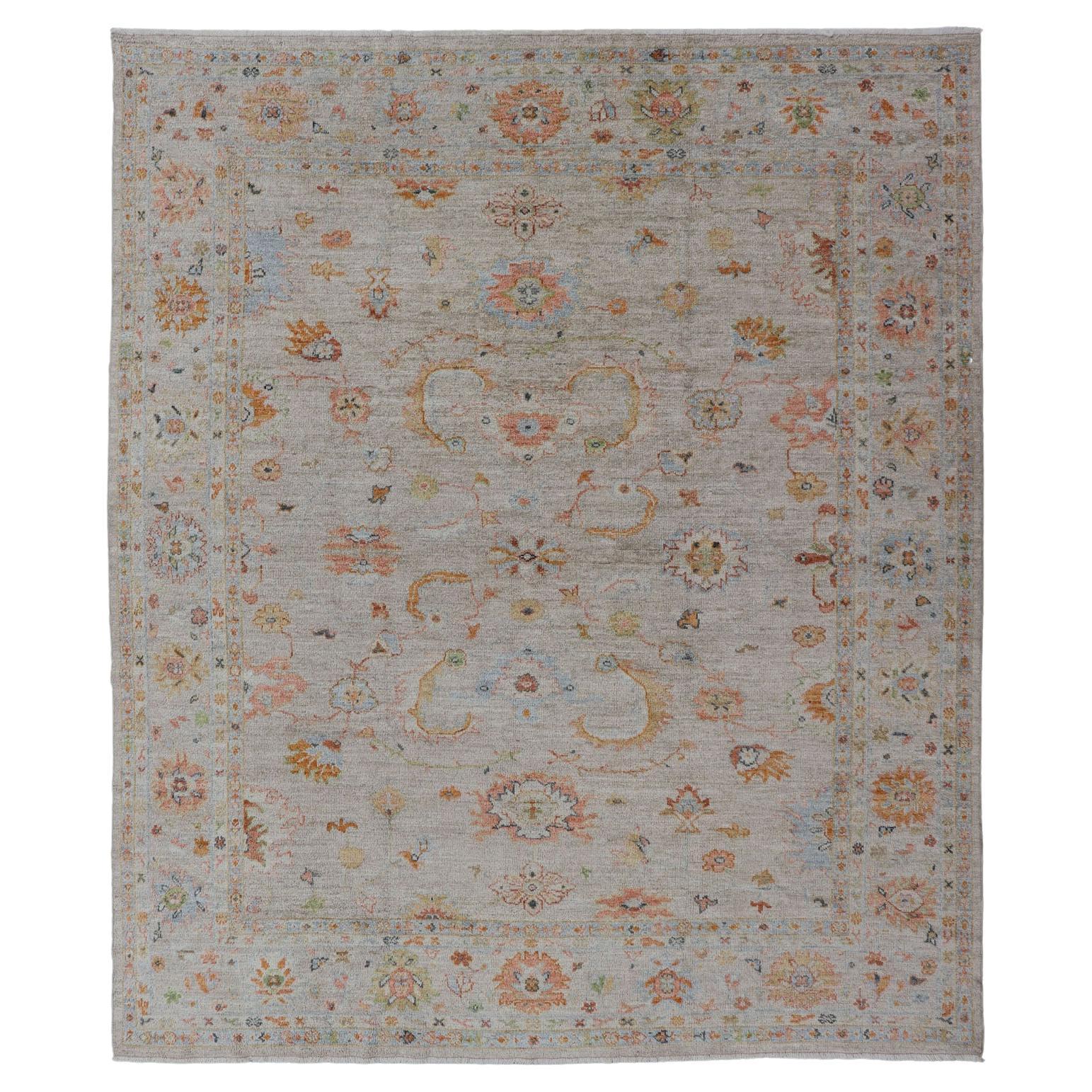 Alfombra turca Oushak de angora con sutiles motivos coloridos de Keivan Woven Arts