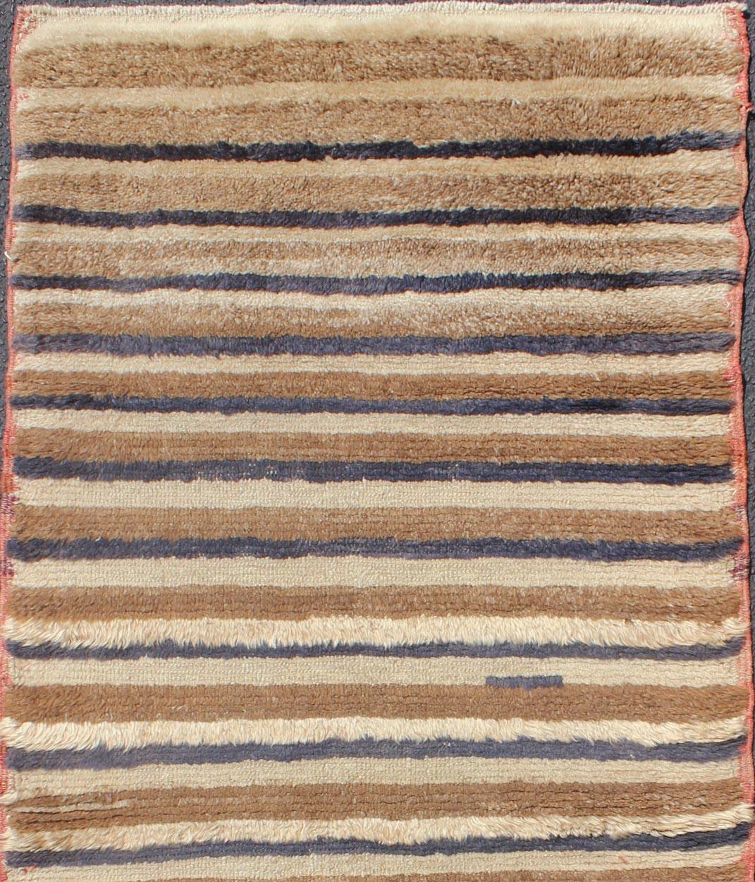Tapis turc vintage Tulu avec un motif à rayures marron clair, beige/taupe clair et bleu marine, tapis EN-140393. Keivan Woven Arts /  pays d'origine / type : Turquie / Tulu, vers le milieu du 20e siècle.

Mesures : 2'7 x 5'10.