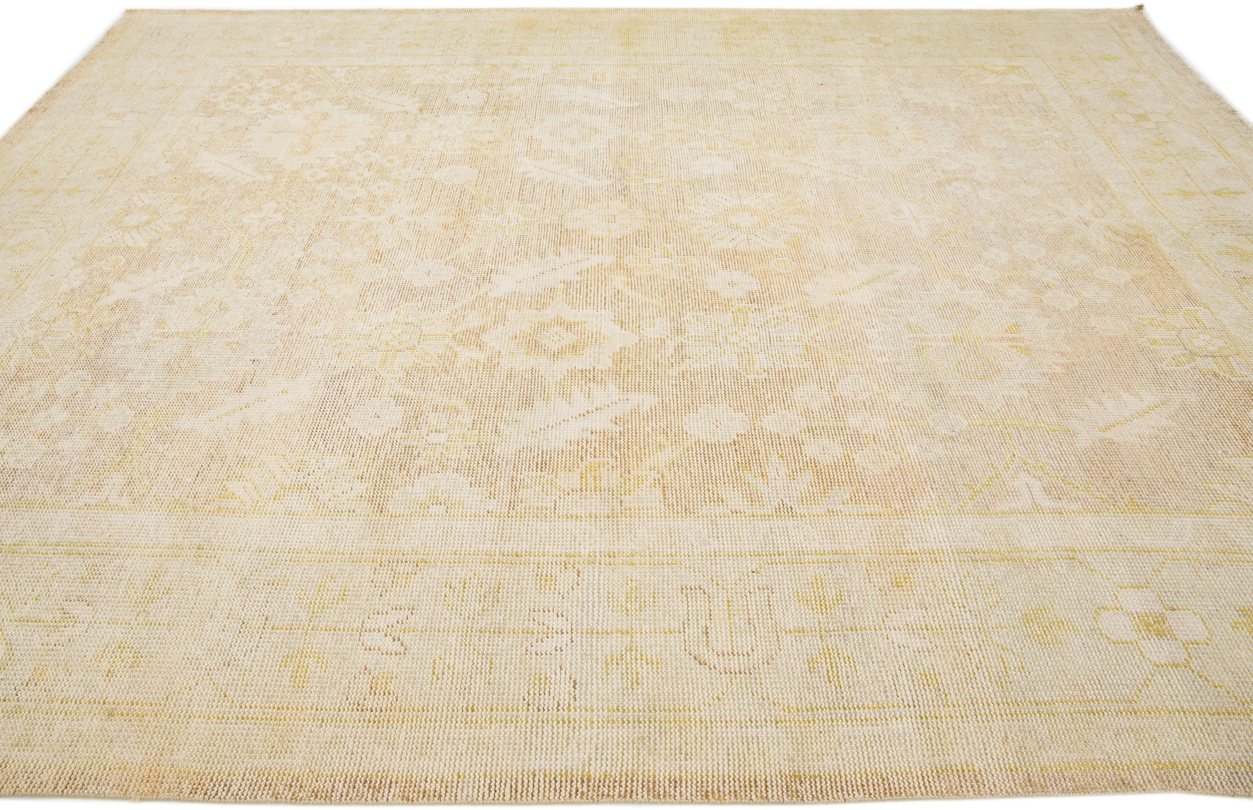Noué à la main Style turc ancien  Tapis en laine beige Oushak fait à la main avec motif intégral en vente