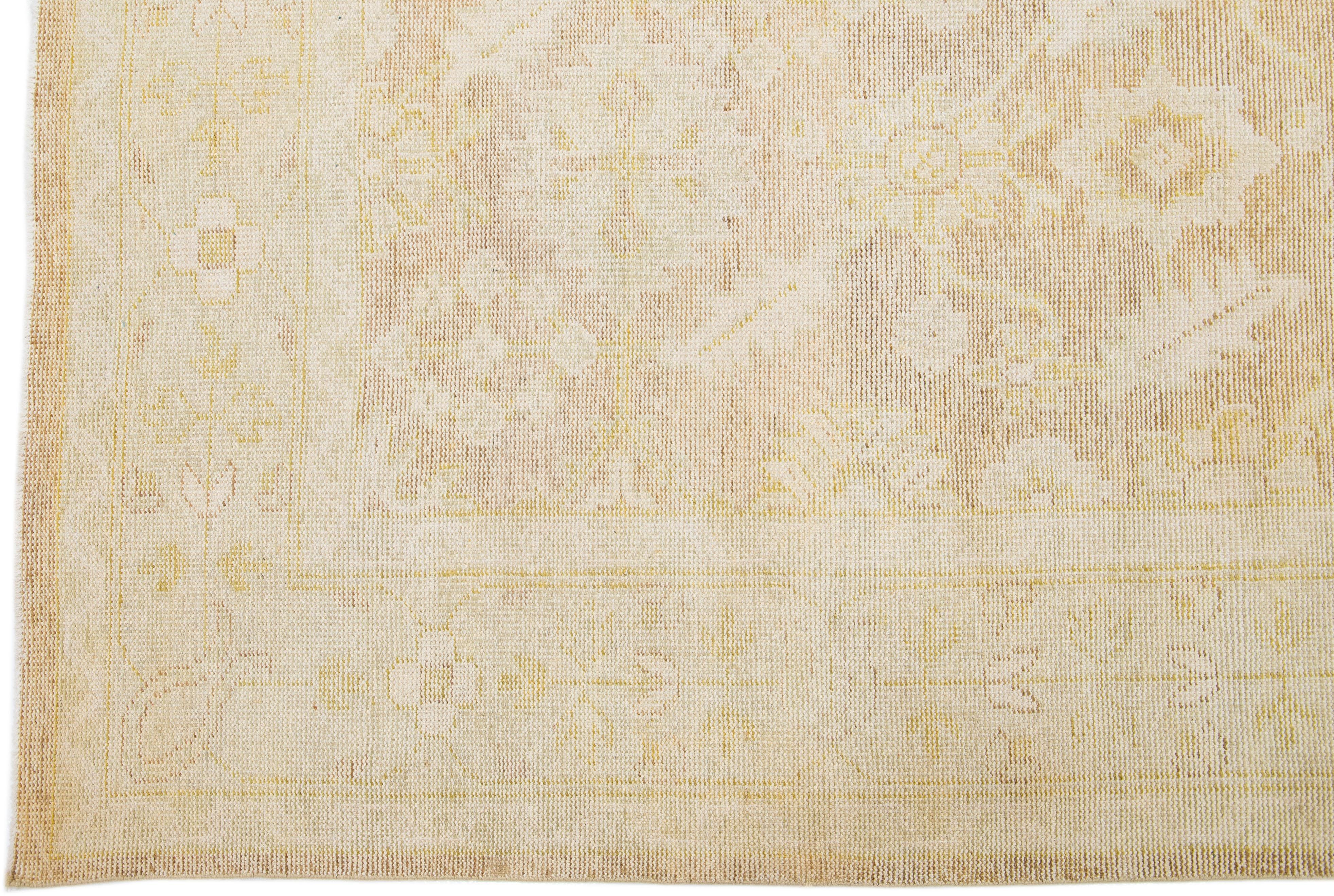 Style turc ancien  Tapis en laine beige Oushak fait à la main avec motif intégral Excellent état - En vente à Norwalk, CT