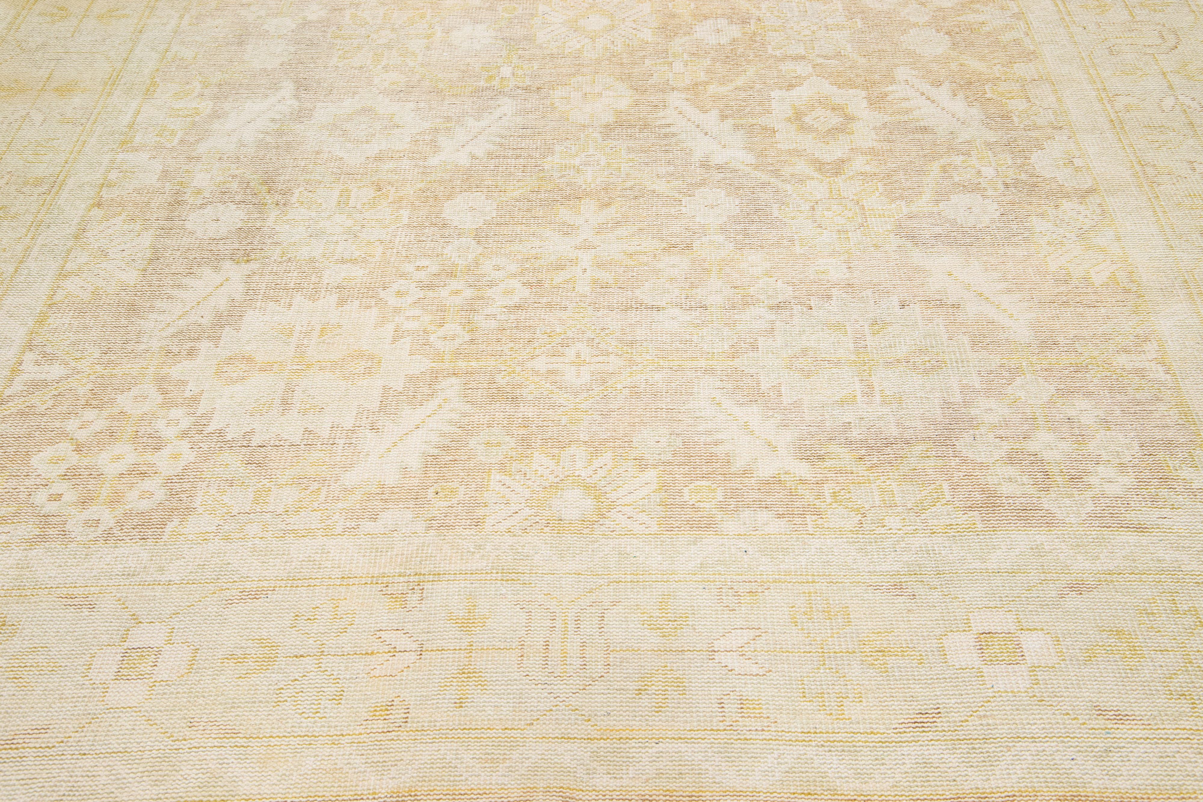 XXIe siècle et contemporain Style turc ancien  Tapis en laine beige Oushak fait à la main avec motif intégral en vente
