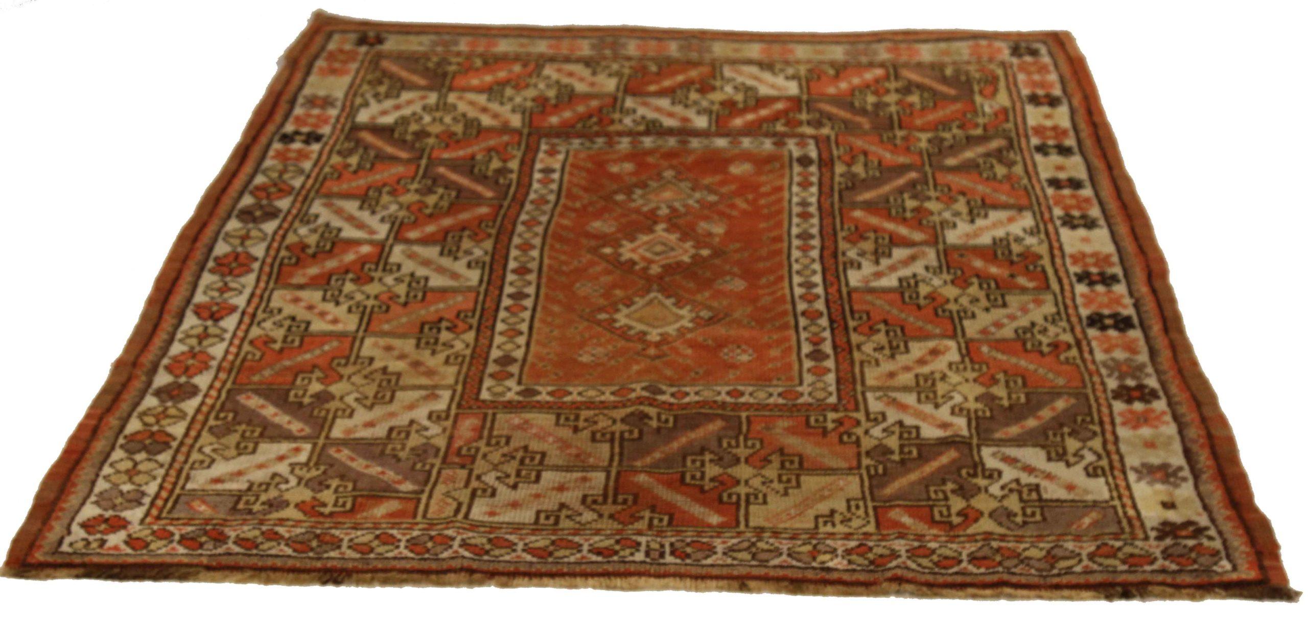 Scopri l'eleganza di questo tappeto turco unico nel suo genere, caratterizzato da tappeti d'area del 1880. Progettato con una meticolosa attenzione ai dettagli, questo design esclusivo è perfetto per valorizzare il tuo spazio.