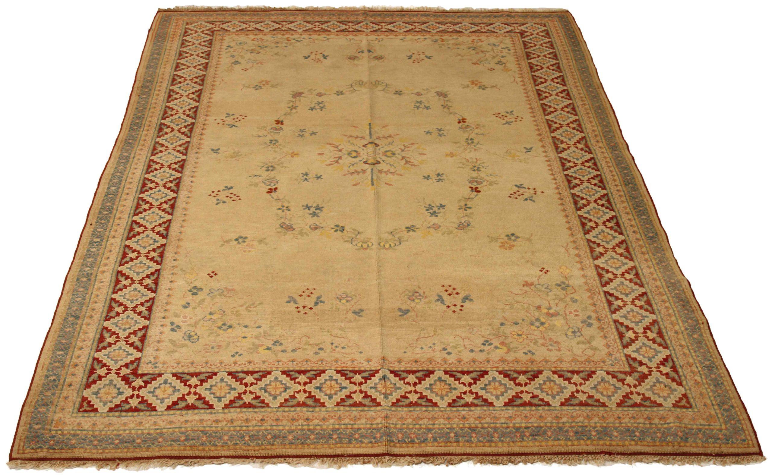 Scopri l'eleganza di questo tappeto turco unico nel suo genere, caratterizzato da tappeti d'area del 1990. Progettato con una meticolosa attenzione ai dettagli, questo design esclusivo è perfetto per valorizzare il tuo spazio.
