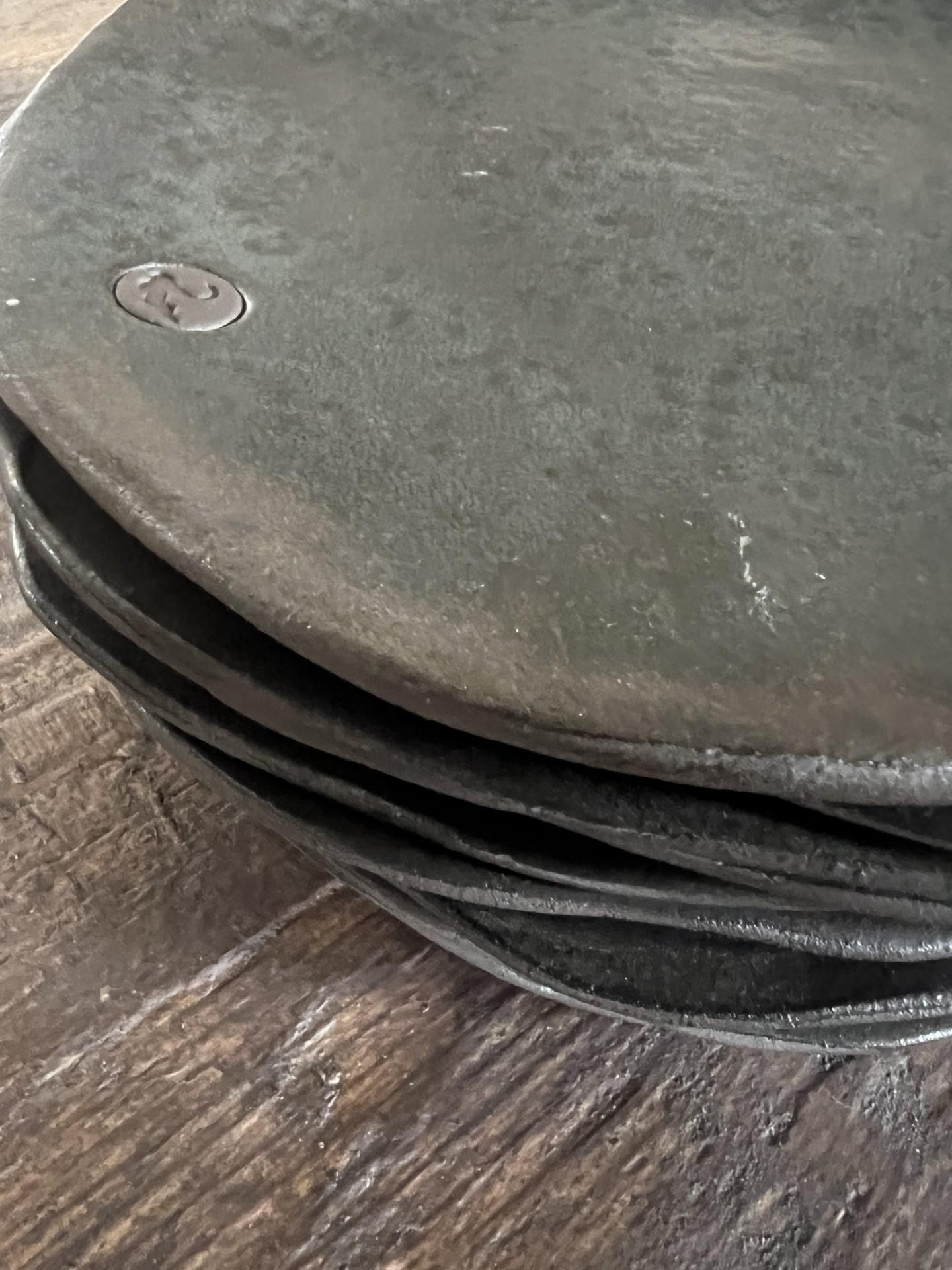 Argile Lot de 12 assiettes d'appoint de style Wabi Sabi, fabriquées à la main par des artisans turcs  en vente