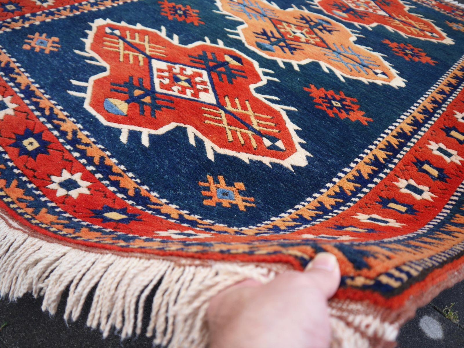 Türkischer Azeri-Teppich im Vintage-Stil mit kaukasischem und herizfarbenem Design aus der Djoharian-Kollektion im Angebot 3