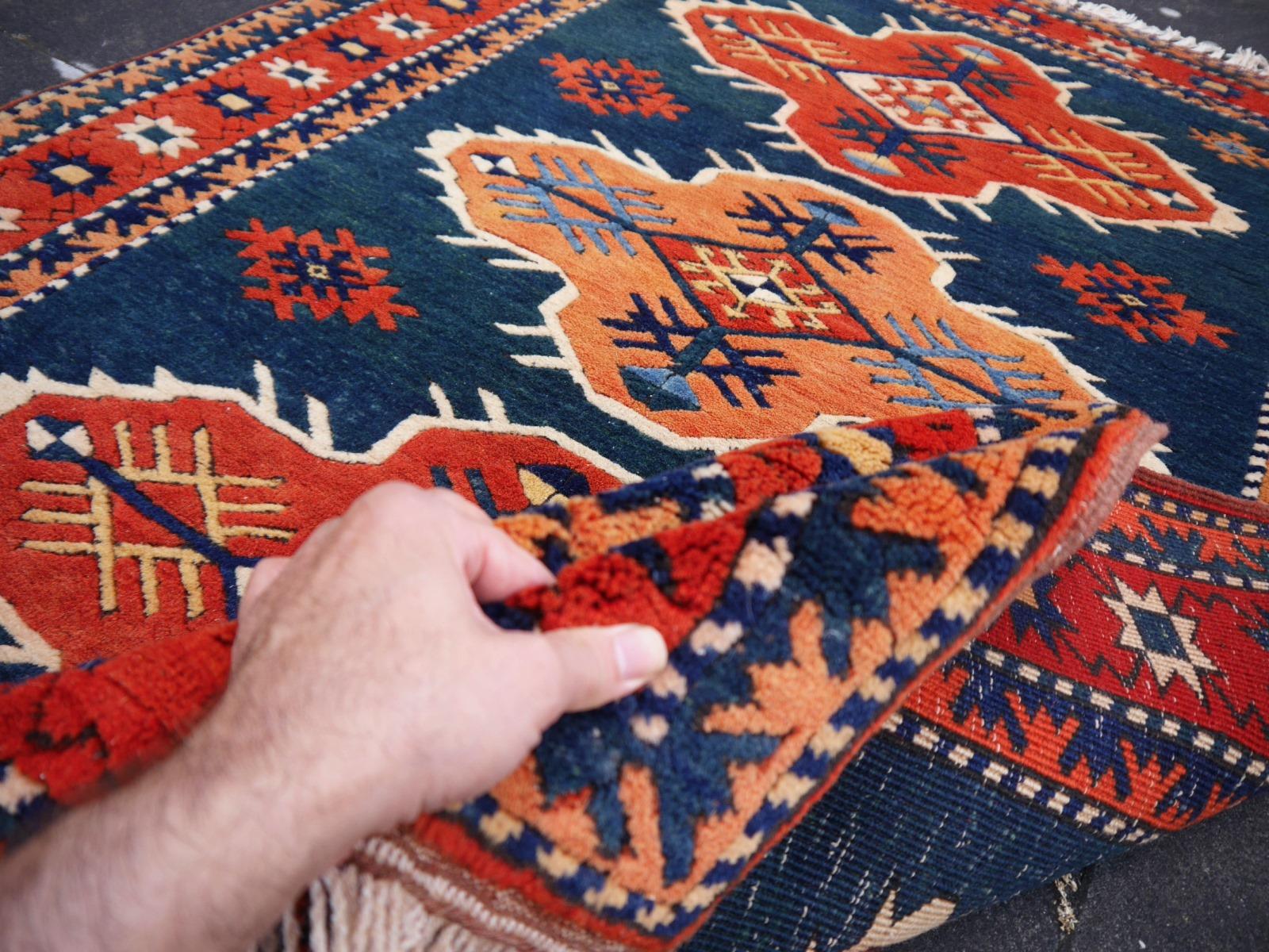Türkischer Azeri-Teppich im Vintage-Stil mit kaukasischem und herizfarbenem Design aus der Djoharian-Kollektion im Angebot 4