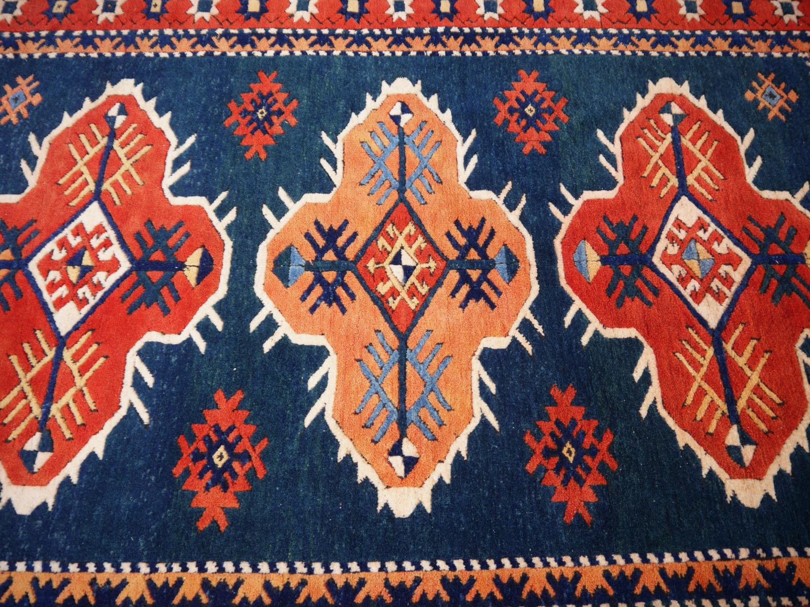 Stunning Turkish Azeri rug vintage with Caucasian and Heriz Design - Djoharian Collection

Turkish rugs and carpets are mainly made of fine, hand-spun wool, 
This wonderful and stunning example comes from Eastern Anatolia.

This rug was made