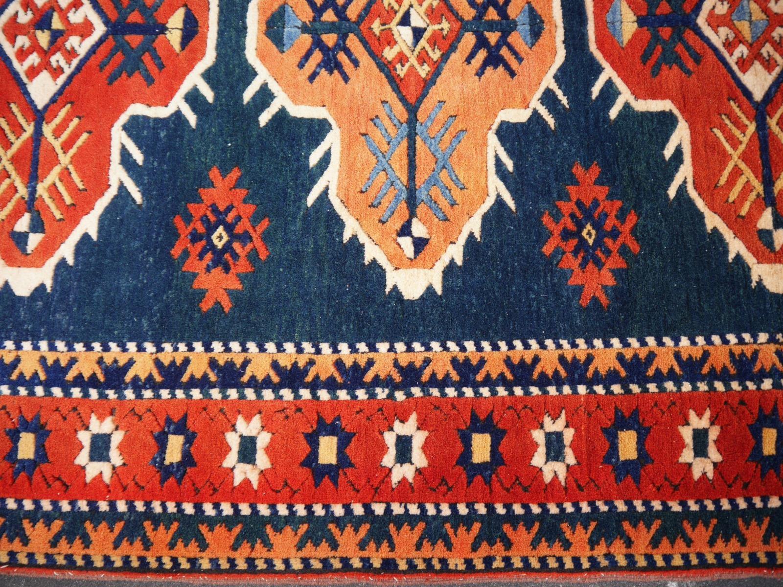 Türkischer Azeri-Teppich im Vintage-Stil mit kaukasischem und herizfarbenem Design aus der Djoharian-Kollektion (Kasachisch) im Angebot