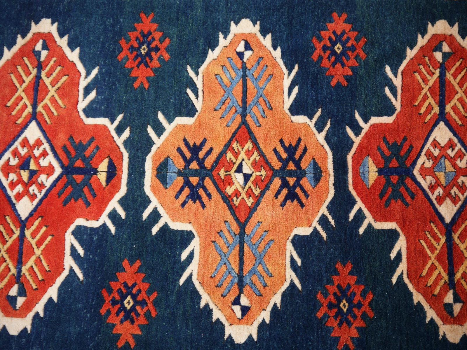 Türkischer Azeri-Teppich im Vintage-Stil mit kaukasischem und herizfarbenem Design aus der Djoharian-Kollektion (Handgeknüpft) im Angebot
