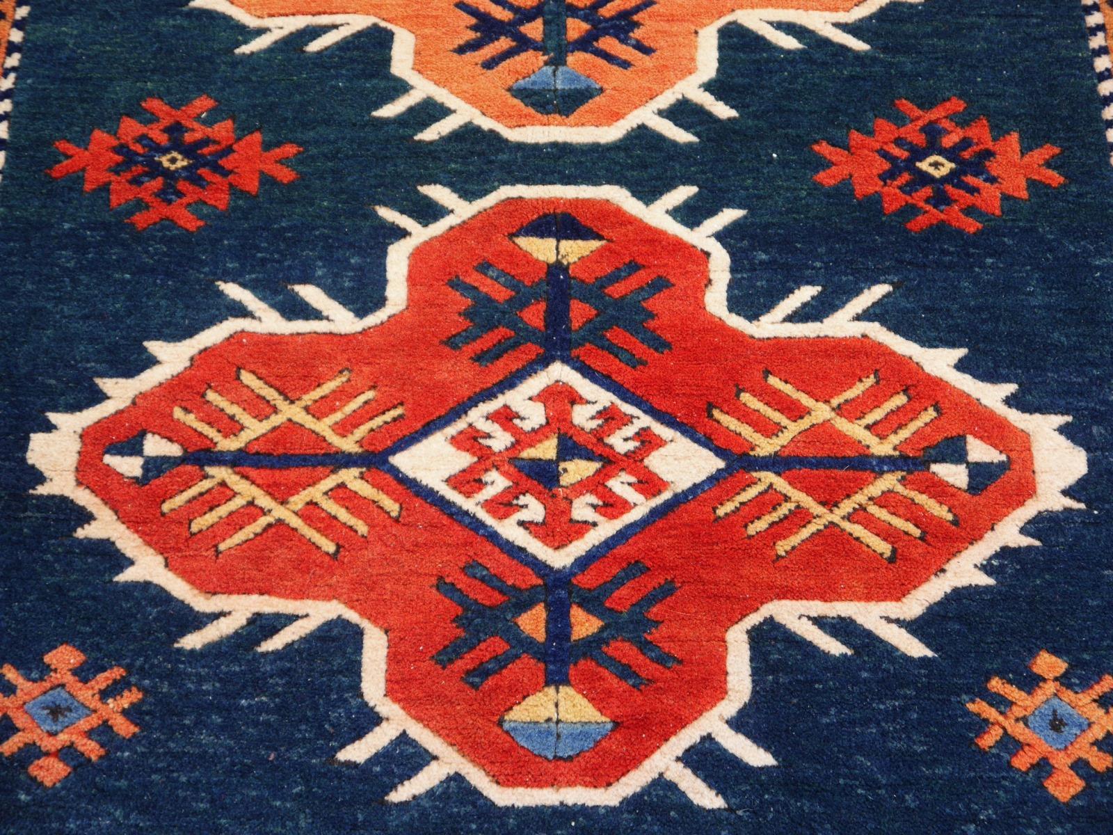 Türkischer Azeri-Teppich im Vintage-Stil mit kaukasischem und herizfarbenem Design aus der Djoharian-Kollektion (20. Jahrhundert) im Angebot