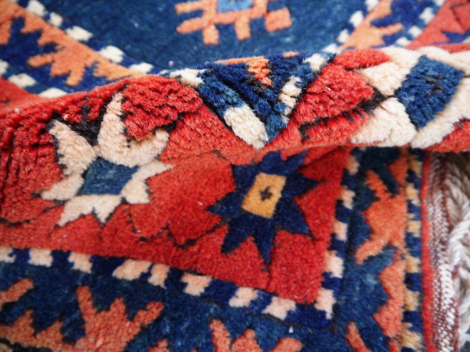 Türkischer Azeri-Teppich im Vintage-Stil mit kaukasischem und herizfarbenem Design aus der Djoharian-Kollektion im Angebot 1