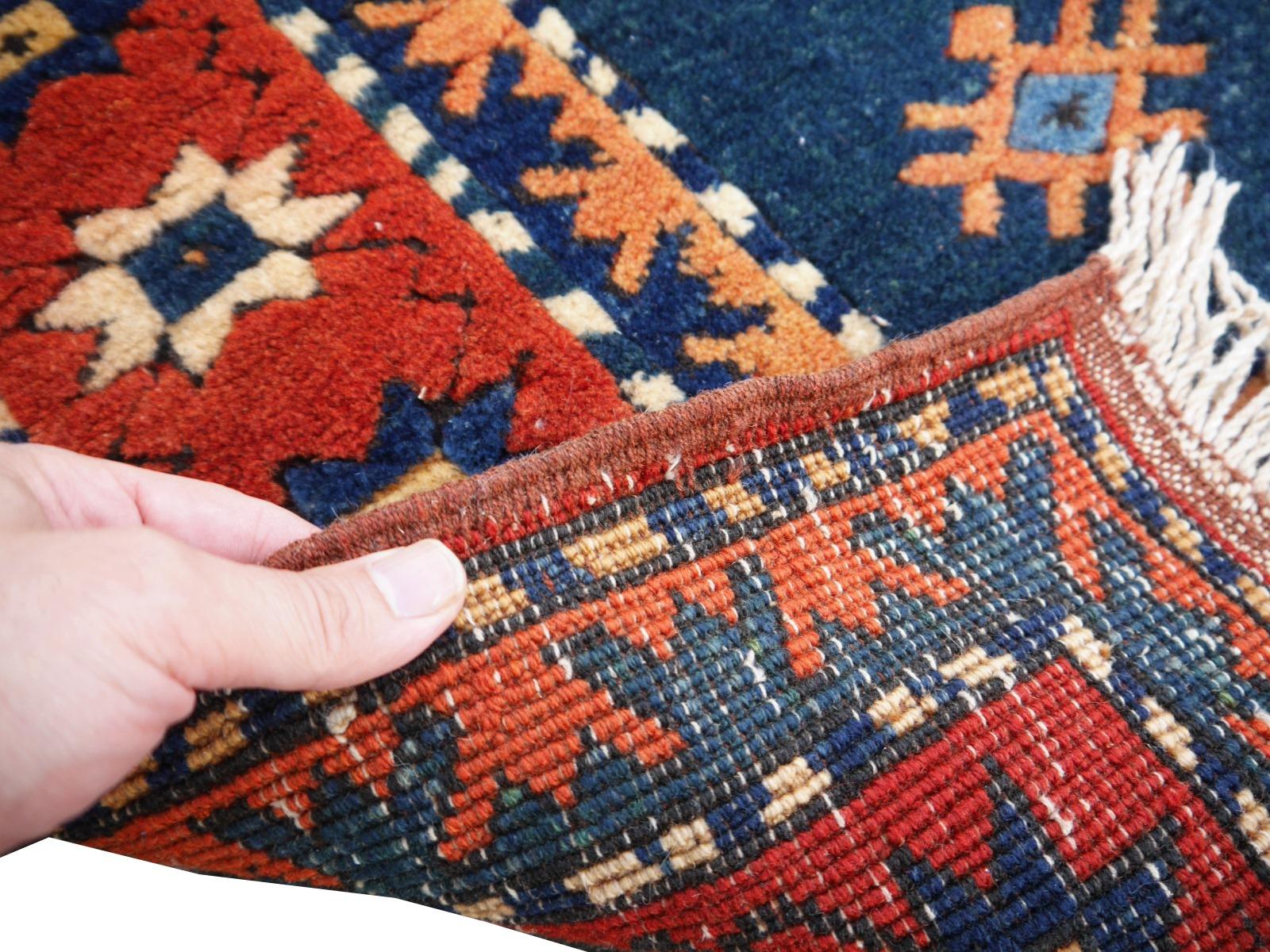 Türkischer Azeri-Teppich im Vintage-Stil mit kaukasischem und herizfarbenem Design aus der Djoharian-Kollektion im Angebot 2