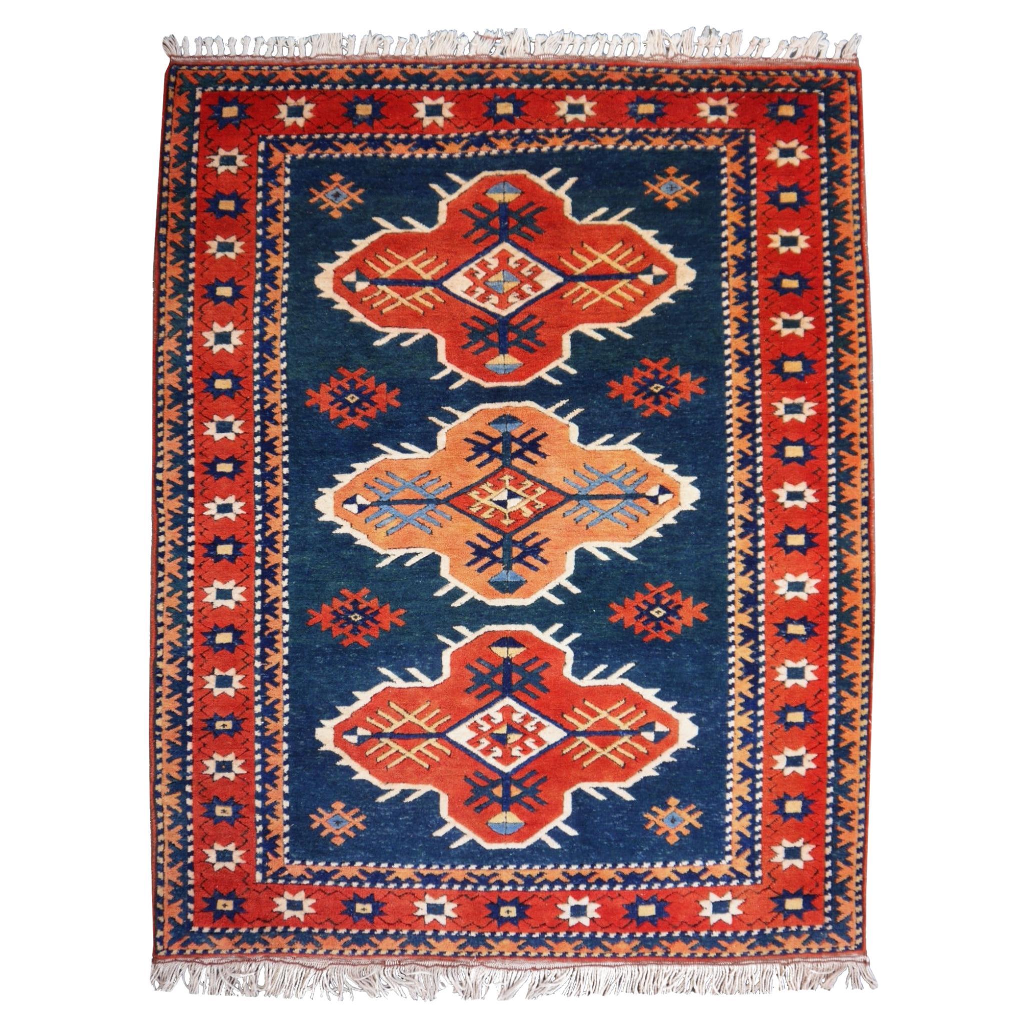 Türkischer Azeri-Teppich im Vintage-Stil mit kaukasischem und herizfarbenem Design aus der Djoharian-Kollektion im Angebot