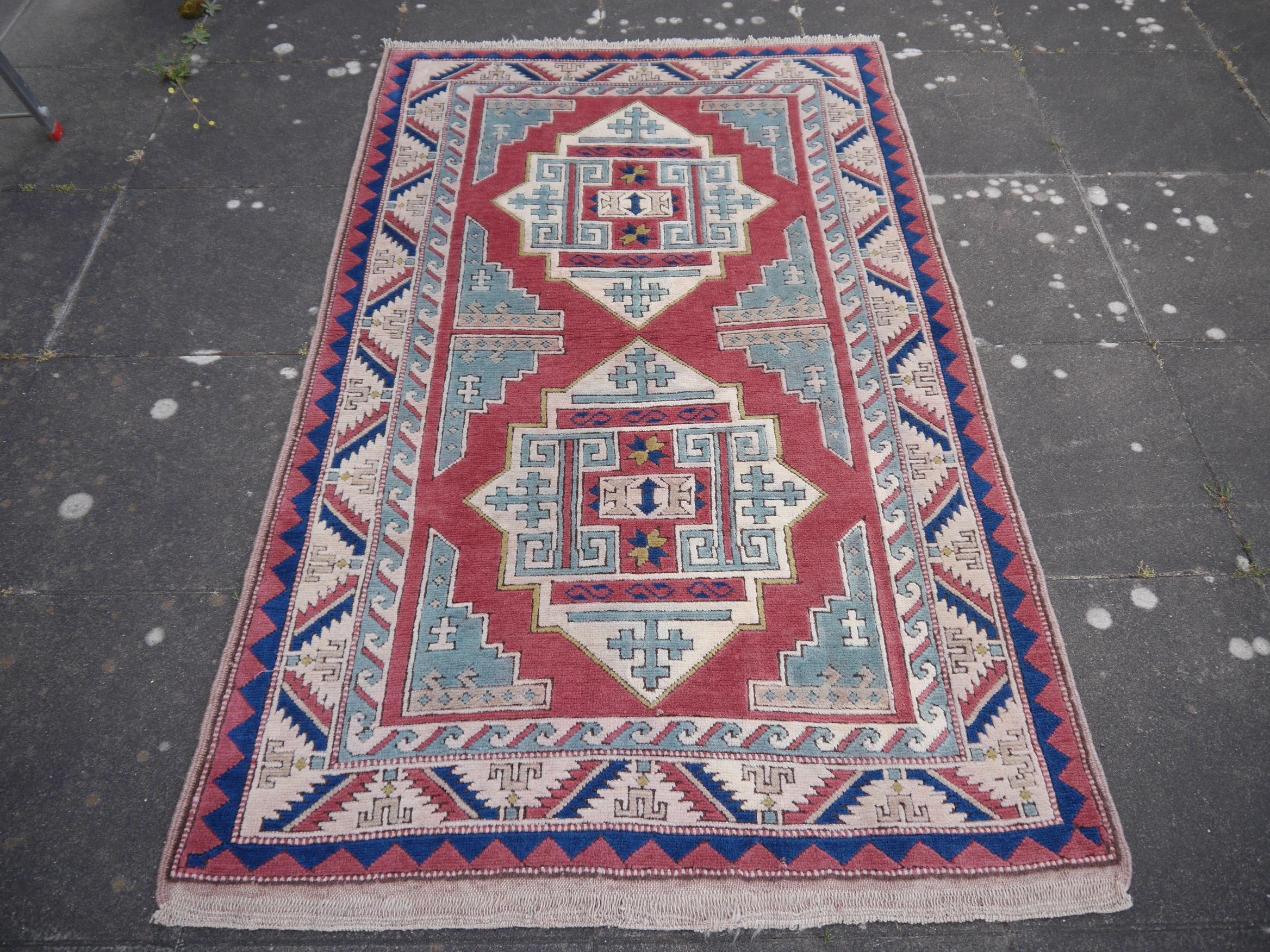 Türkischer Azeri-Teppich im Vintage-Stil mit kaukasischem Kaukasischem Design, Kollektion Djoharian im Angebot 3