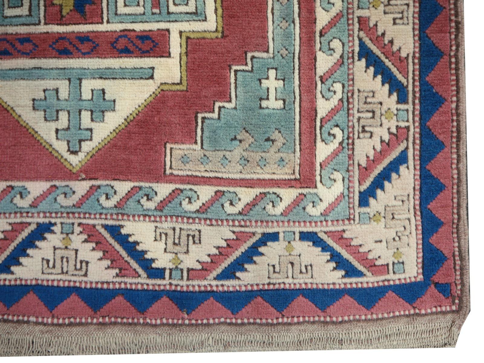 Atemberaubender türkischer Kazak Azeri Teppich Vintage mit kaukasischem und Heriz Design - Djoharian Collection

Türkische Teppiche werden hauptsächlich aus feiner, handgesponnener Wolle hergestellt, 
Dieses wunderschöne und beeindruckende