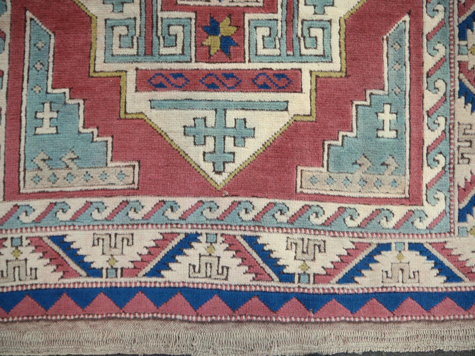 Türkischer Azeri-Teppich im Vintage-Stil mit kaukasischem Kaukasischem Design, Kollektion Djoharian (Kasachisch) im Angebot