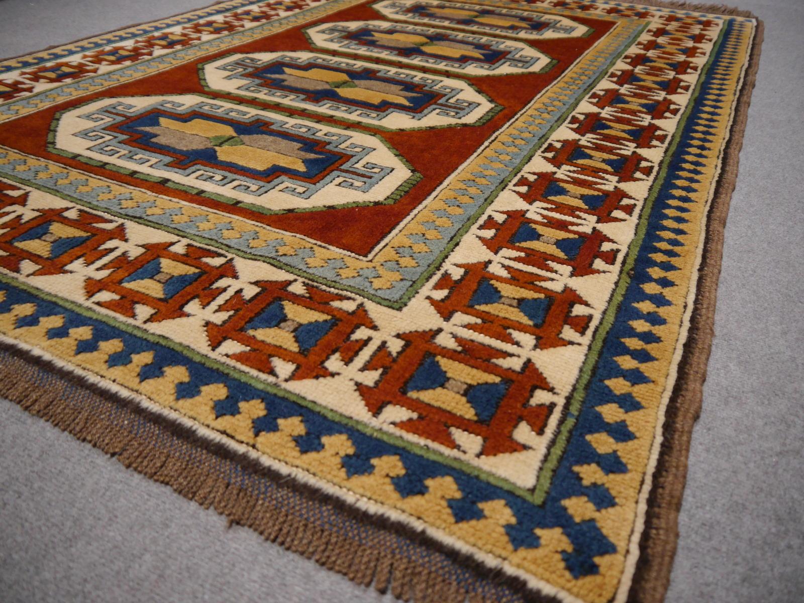 Türkischer Azeri-Teppich im Vintage-Stil mit kaukasischem, kaukasischem Design, Djohari-Kollektion (Kasachisch) im Angebot