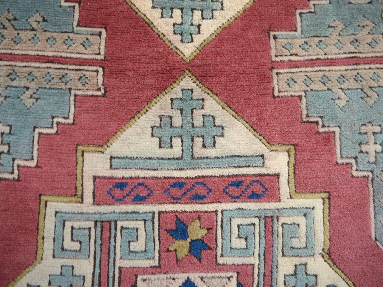 Türkischer Azeri-Teppich im Vintage-Stil mit kaukasischem Kaukasischem Design, Kollektion Djoharian (Handgeknüpft) im Angebot