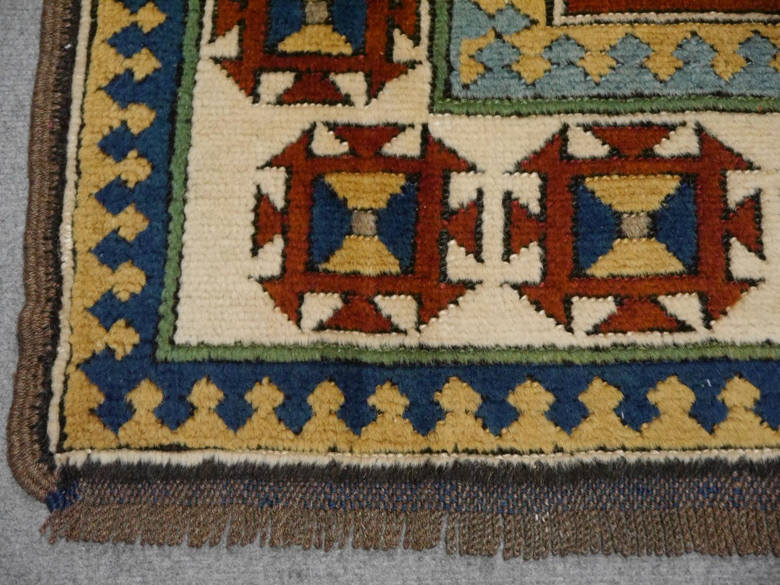Türkischer Azeri-Teppich im Vintage-Stil mit kaukasischem, kaukasischem Design, Djohari-Kollektion (Handgeknüpft) im Angebot