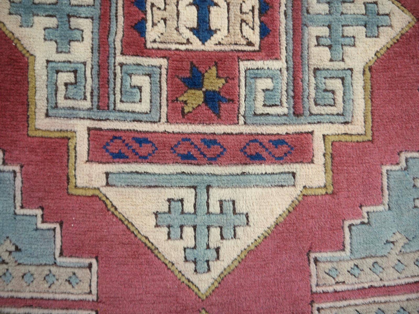 Türkischer Azeri-Teppich im Vintage-Stil mit kaukasischem Kaukasischem Design, Kollektion Djoharian (20. Jahrhundert) im Angebot
