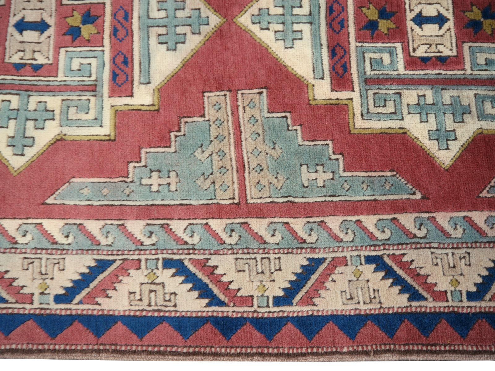 Türkischer Azeri-Teppich im Vintage-Stil mit kaukasischem Kaukasischem Design, Kollektion Djoharian (Wolle) im Angebot