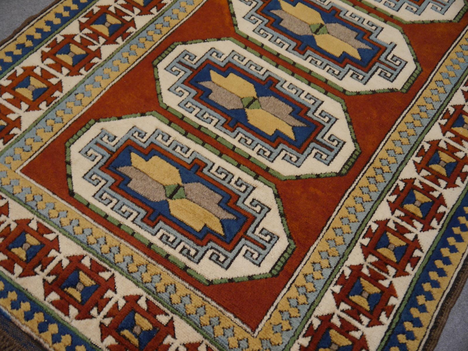 Türkischer Azeri-Teppich im Vintage-Stil mit kaukasischem, kaukasischem Design, Djohari-Kollektion (Wolle) im Angebot