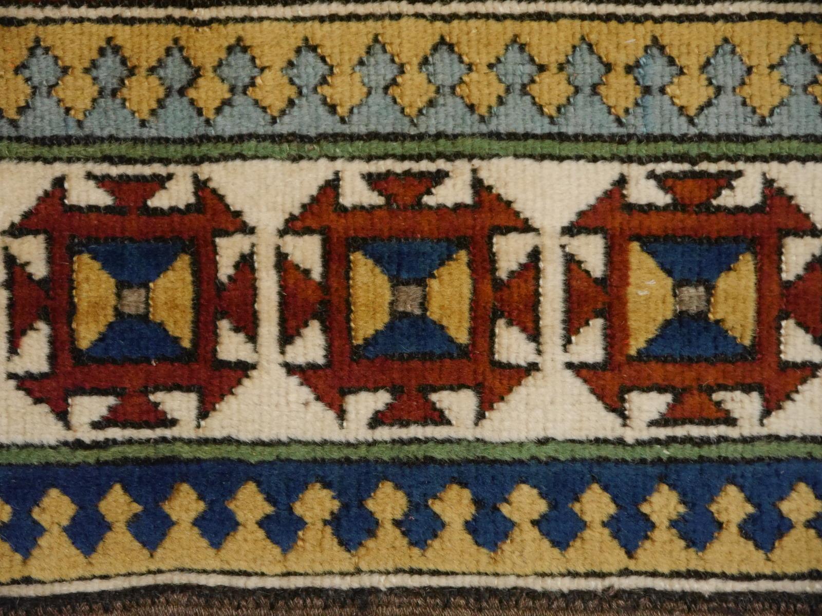 Türkischer Azeri-Teppich im Vintage-Stil mit kaukasischem, kaukasischem Design, Djohari-Kollektion im Angebot 1
