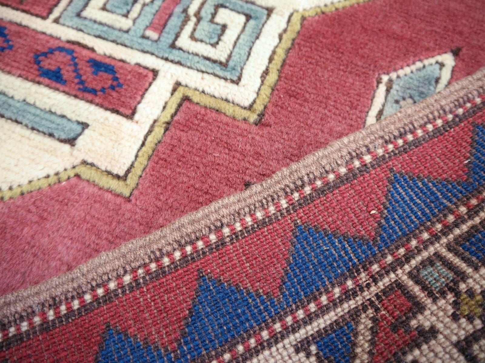 Türkischer Azeri-Teppich im Vintage-Stil mit kaukasischem Kaukasischem Design, Kollektion Djoharian im Angebot 2