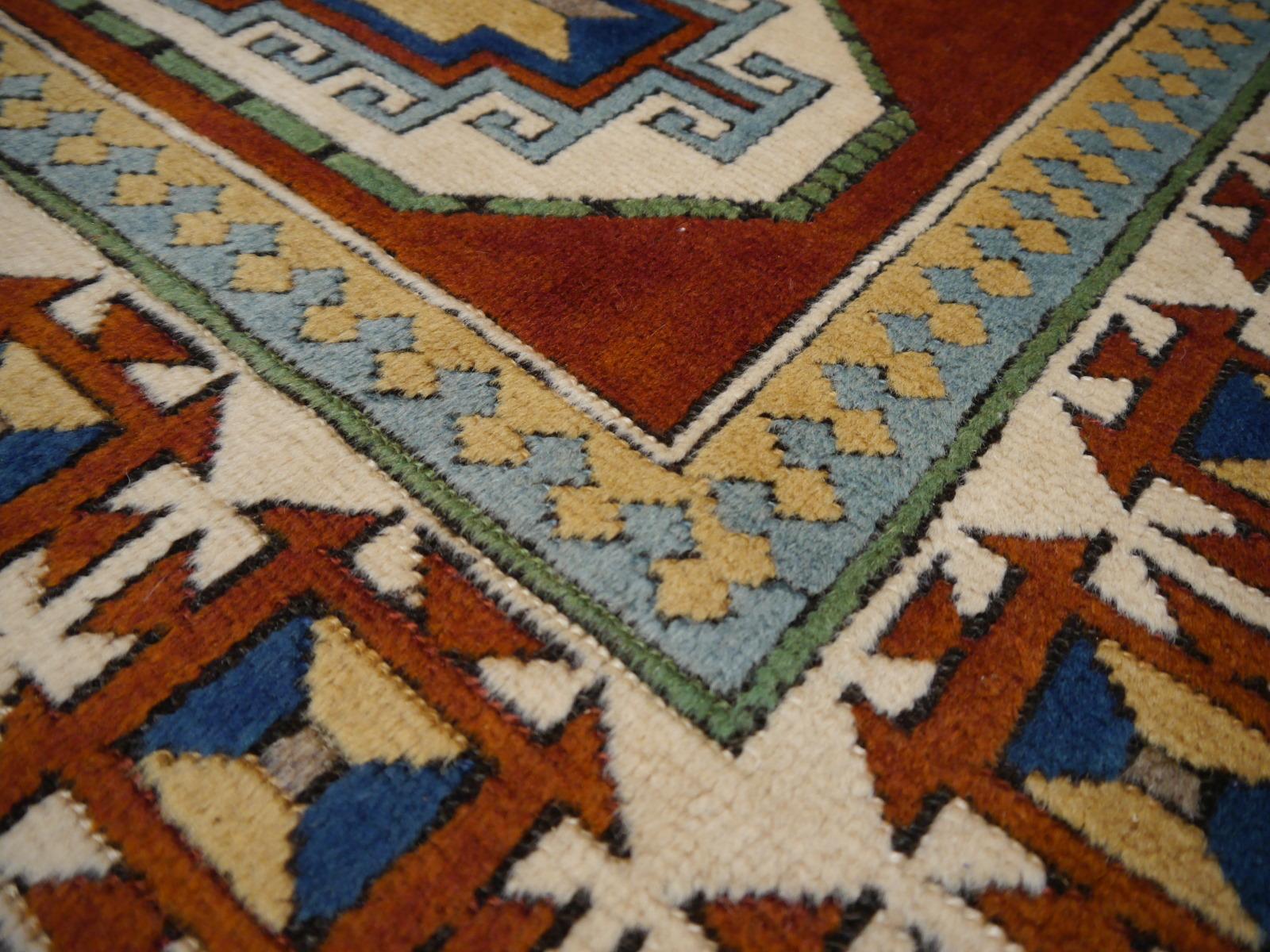 Türkischer Azeri-Teppich im Vintage-Stil mit kaukasischem, kaukasischem Design, Djohari-Kollektion im Angebot 2