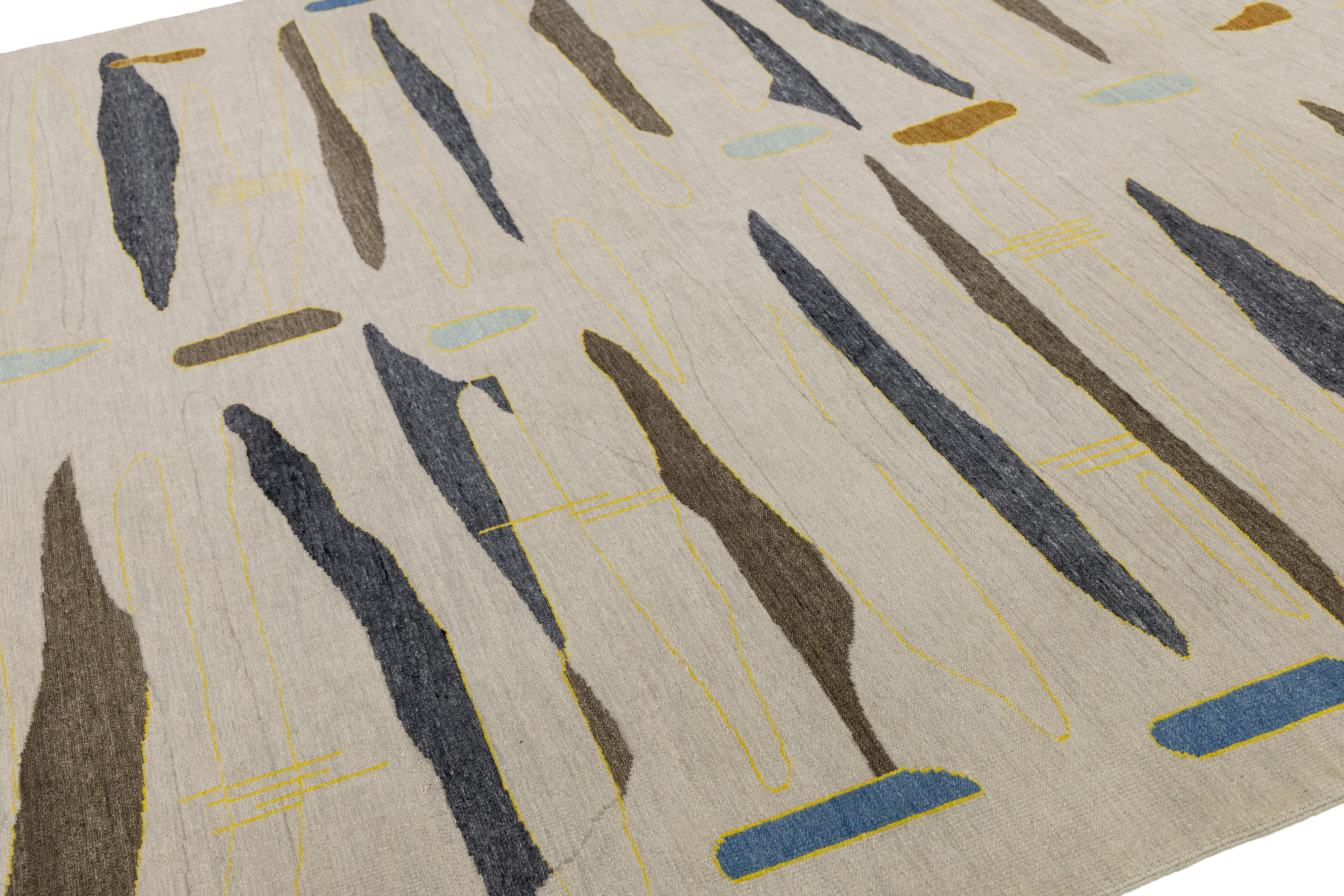 Turkish Beige Modern Wool Rug with Art Deco Design (Handgeknüpft) im Angebot