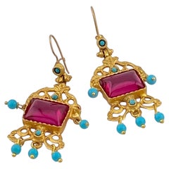 Boucles d'oreilles pendantes en métal doré de la Belle Époque turque, ornées de rubis imposants, neuves