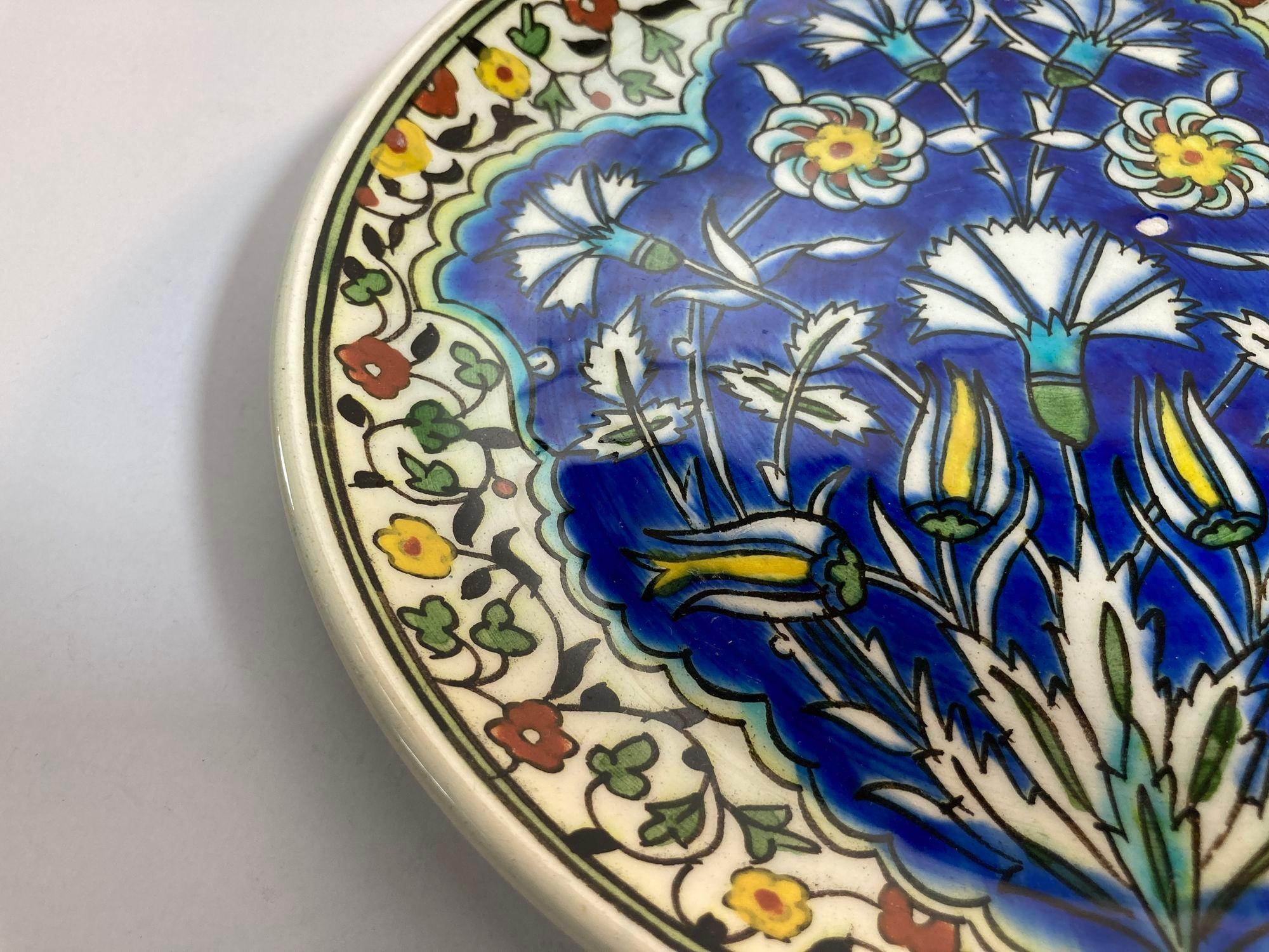 Plato de cerámica turca con diseño floral de Iznik pintado a mano Años 50 en venta 2