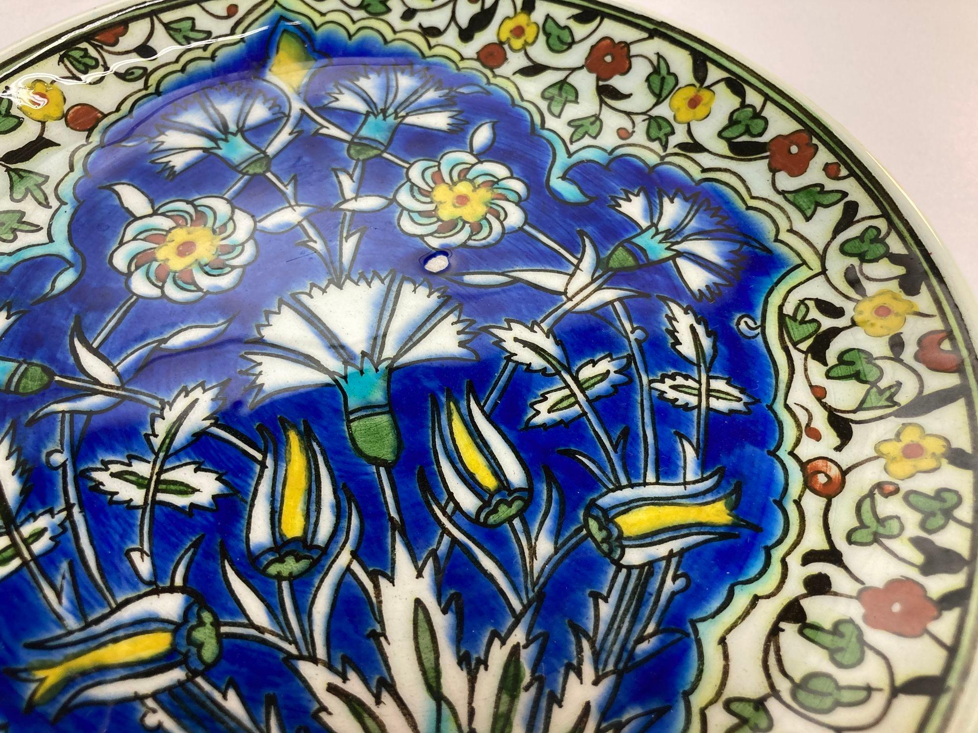 Plato de cerámica turca con diseño floral de Iznik pintado a mano Años 50 en venta 3