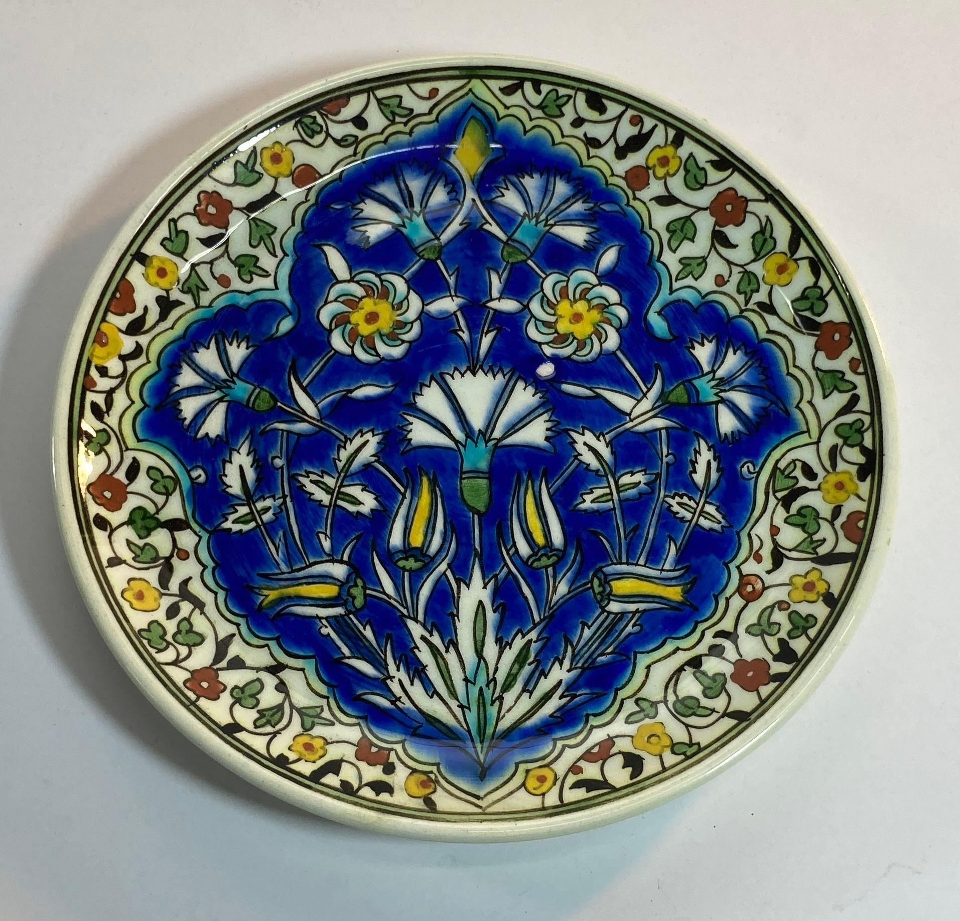 Plato de cerámica turca con diseño floral de Iznik pintado a mano Años 50 en venta 6