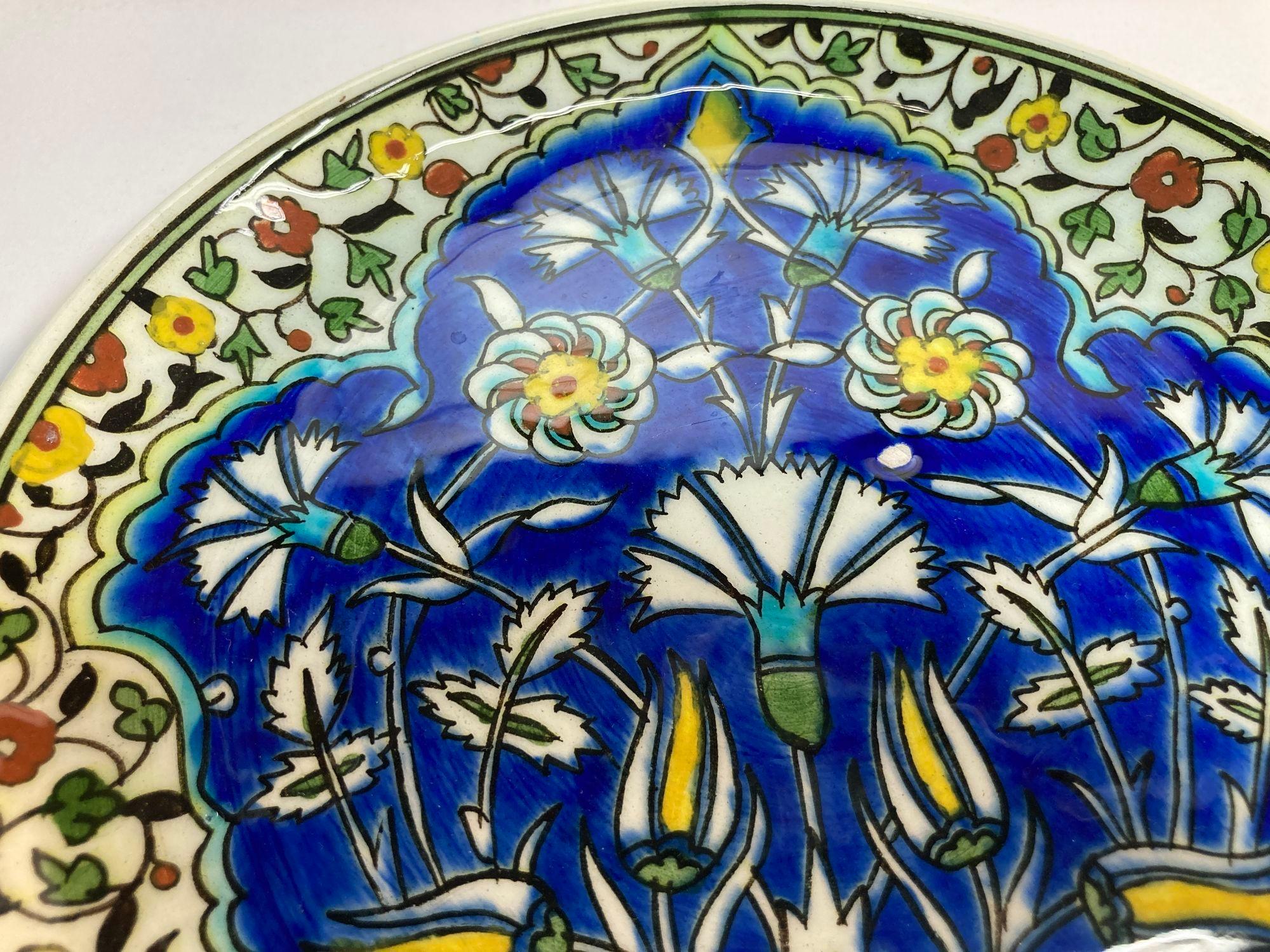 Plato de cerámica turca con diseño floral de Iznik pintado a mano Años 50 Cerámico en venta