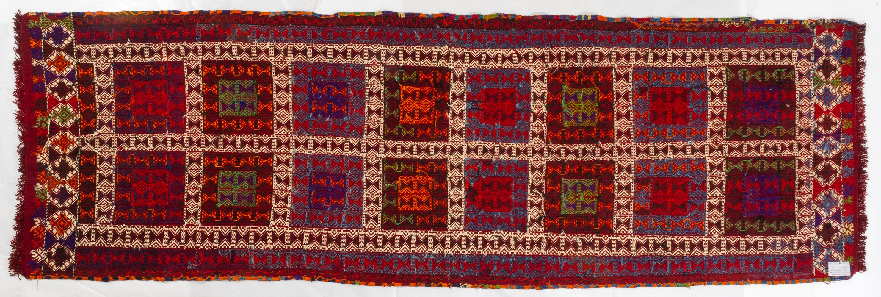 Vintage gallery from the town of Sivas, in Central Anatolia (founded by Ittiti, but famous under Roman domination with the name of Sebastea).
This item is entirely in wool (warp, plot, knotting), wools in bright colors. The design is embroidered on