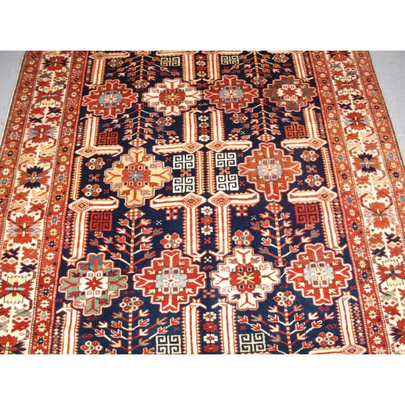 Noué à la main Copie turque d'un tapis caucasien classique de Shirvan du XIXe siècle en vente