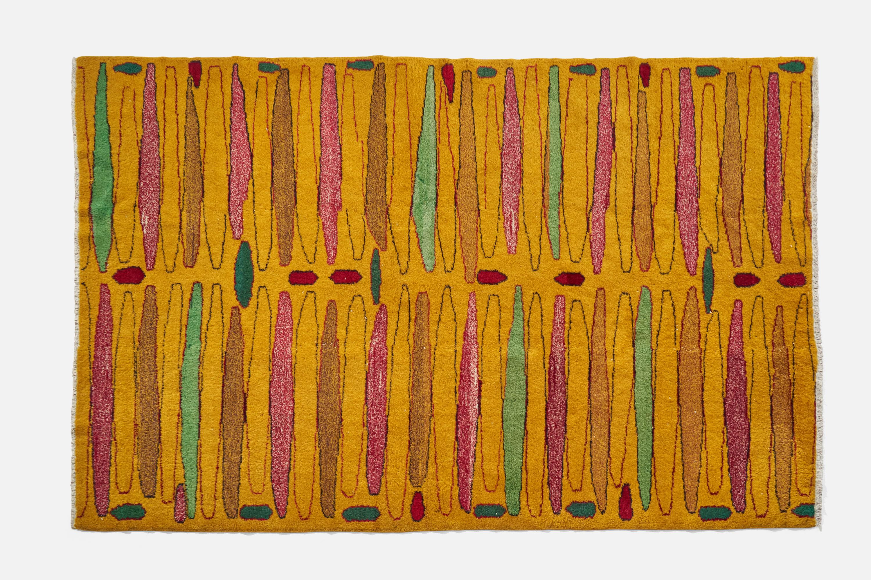 Ein gelber, brauner, grüner und rosafarbener Wollteppich, entworfen und hergestellt in der Türkei, ca. 2000er Jahre.