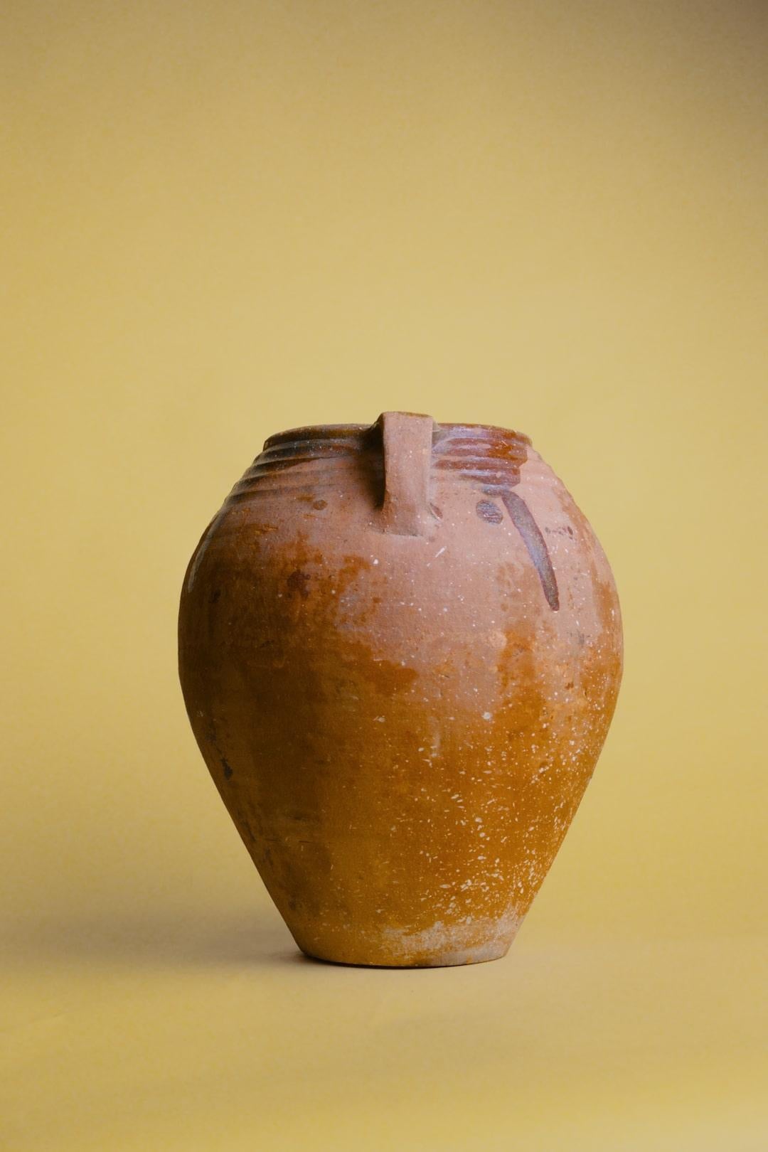 Turco Vaso turco a doppio manico in terracotta in vendita