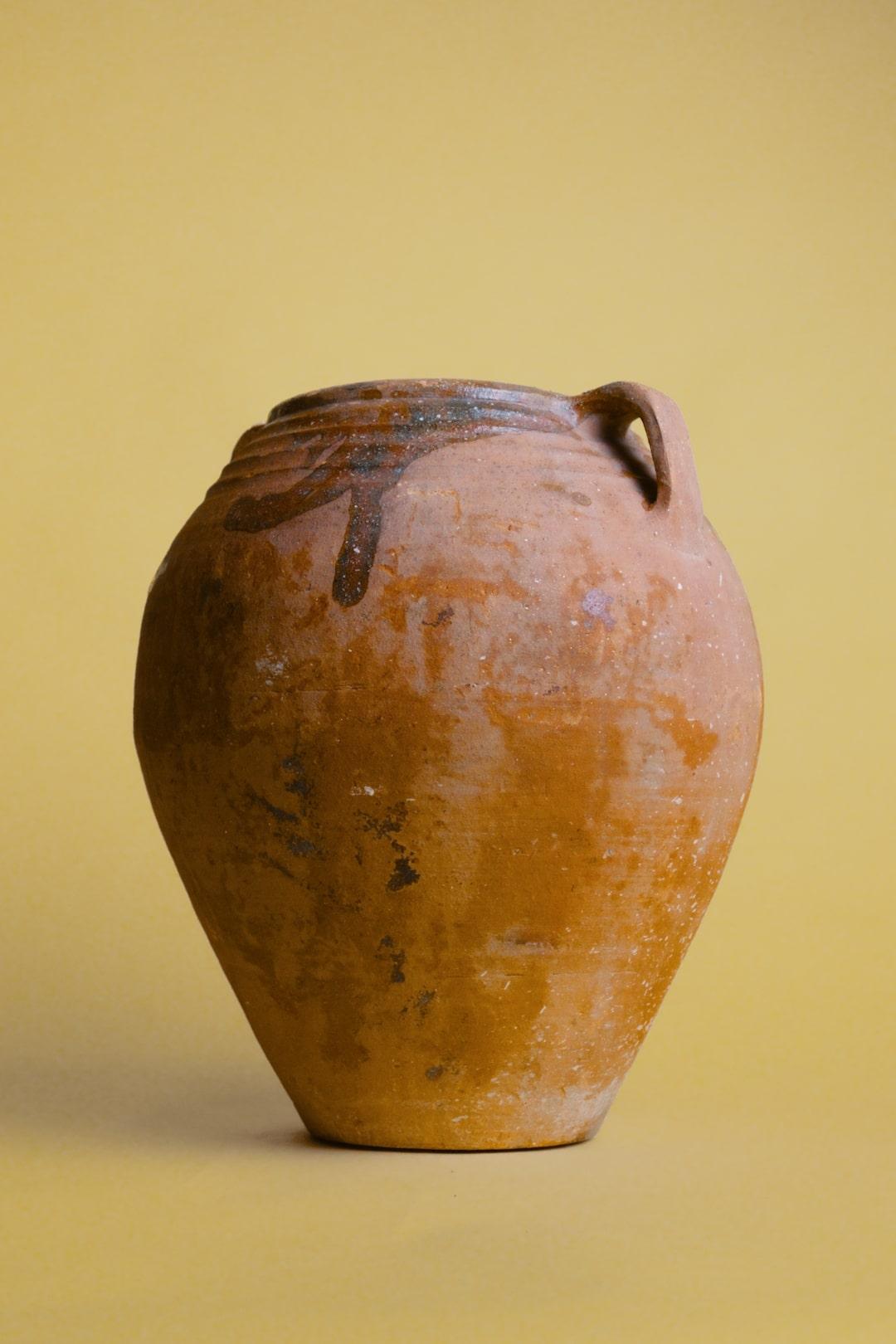 Intagliato a mano Vaso turco a doppio manico in terracotta in vendita